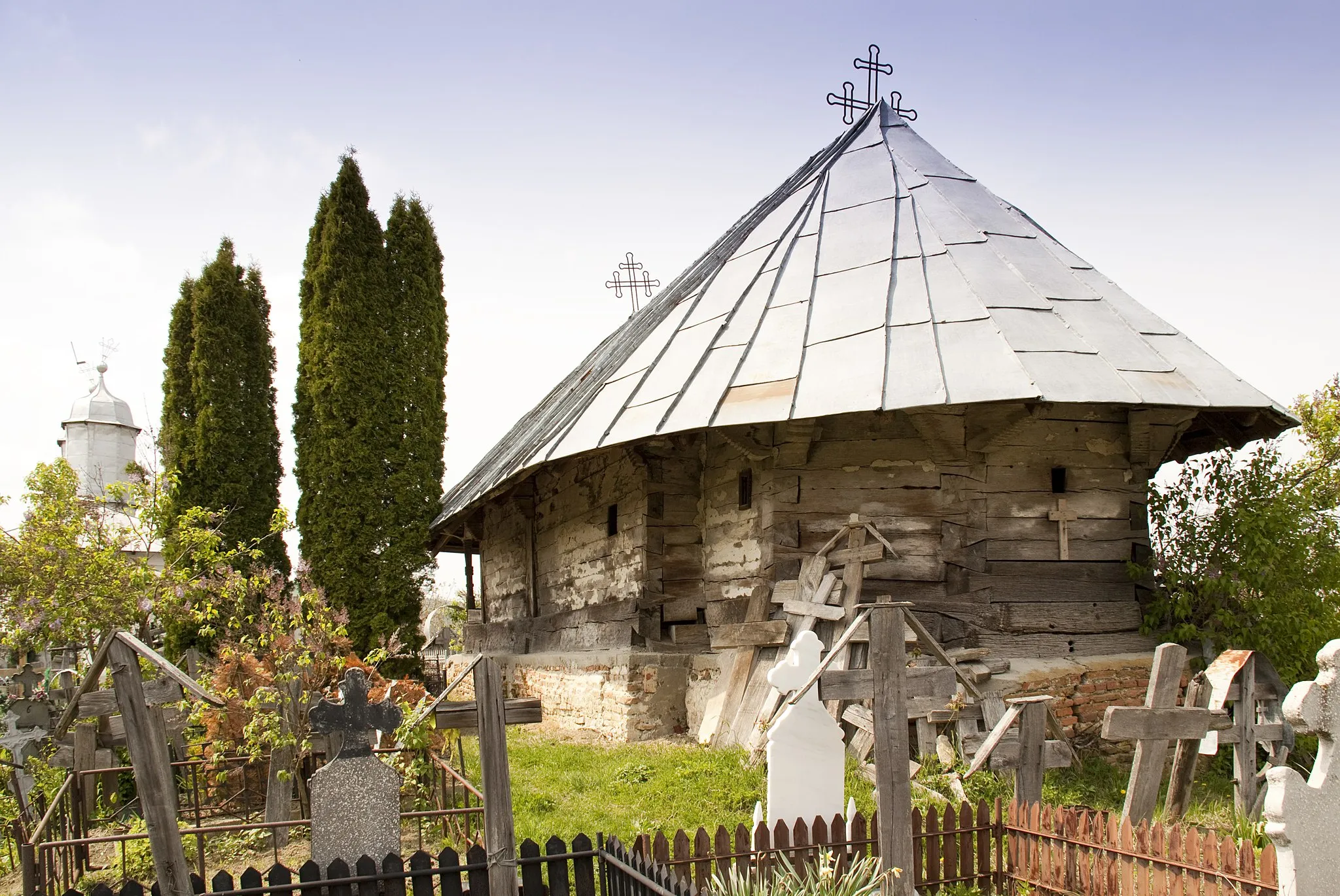 Photo showing: Amărăşti, Vâlcea county, Romania: the wooden church, Soth-East.