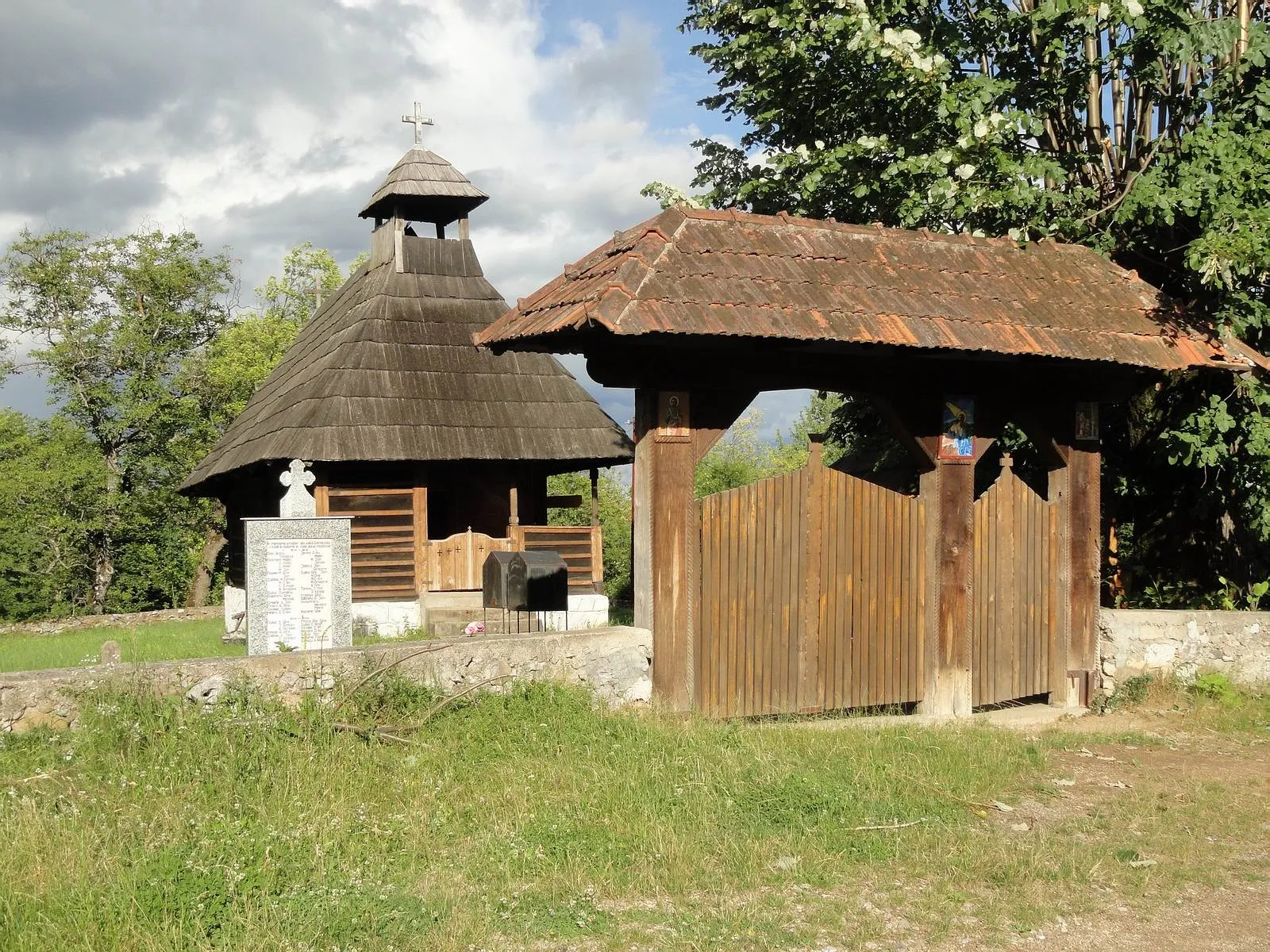 Photo showing: Église en bois dans le village Gornoviţa, departement Gorj, Roumanie, monument historique. Classification Commission nationale des monuments, des ensembles et des sites historique (CNMASI): CNMASI 25 B 167 Gornoviţa village - L'église "Nativité de la Vierge", construit en 1764, reconstruit de 1939 à 1945. Assuré.