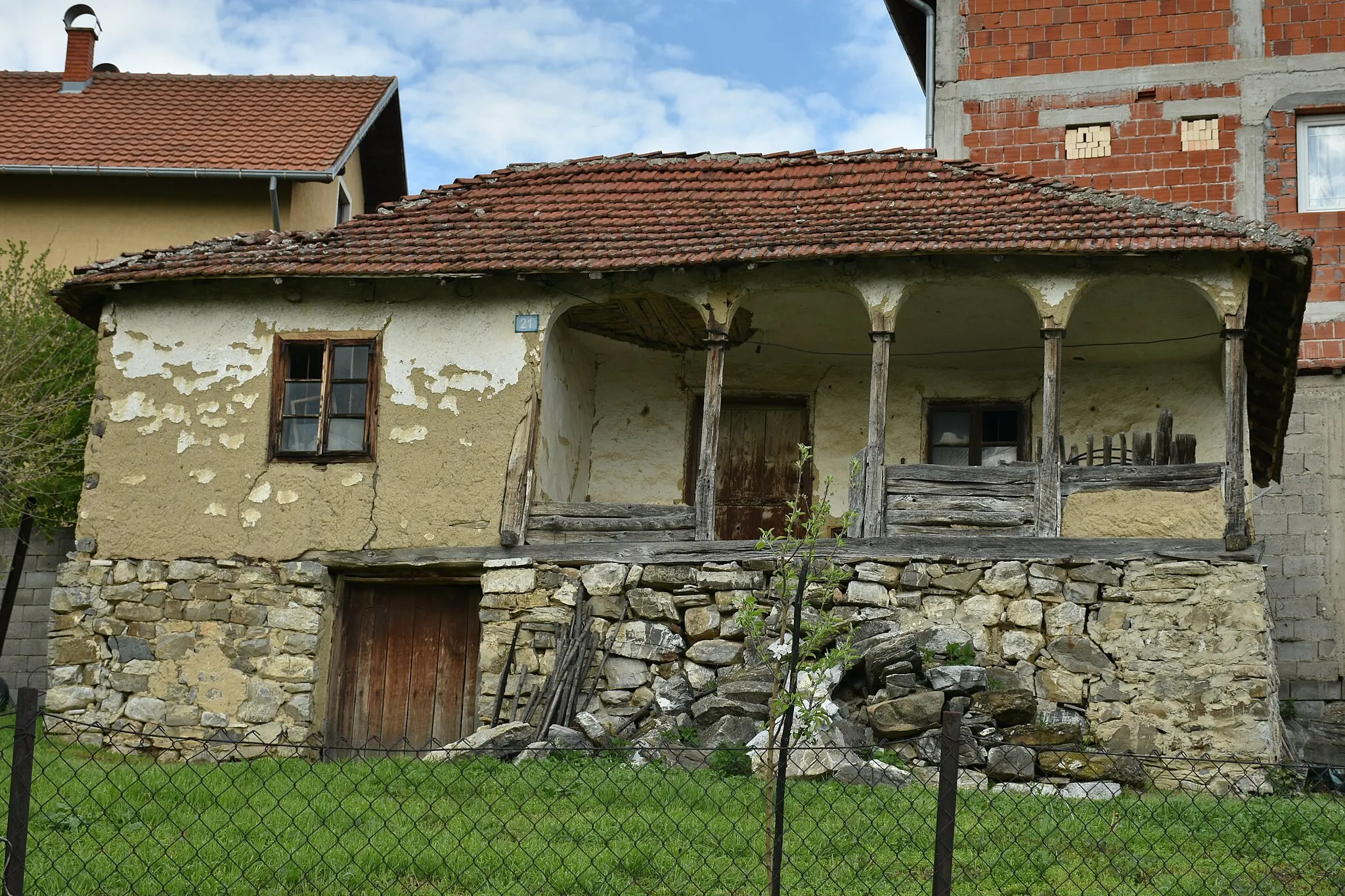 Photo showing: Podvrška - kontrasti, starih i novih gradjevina