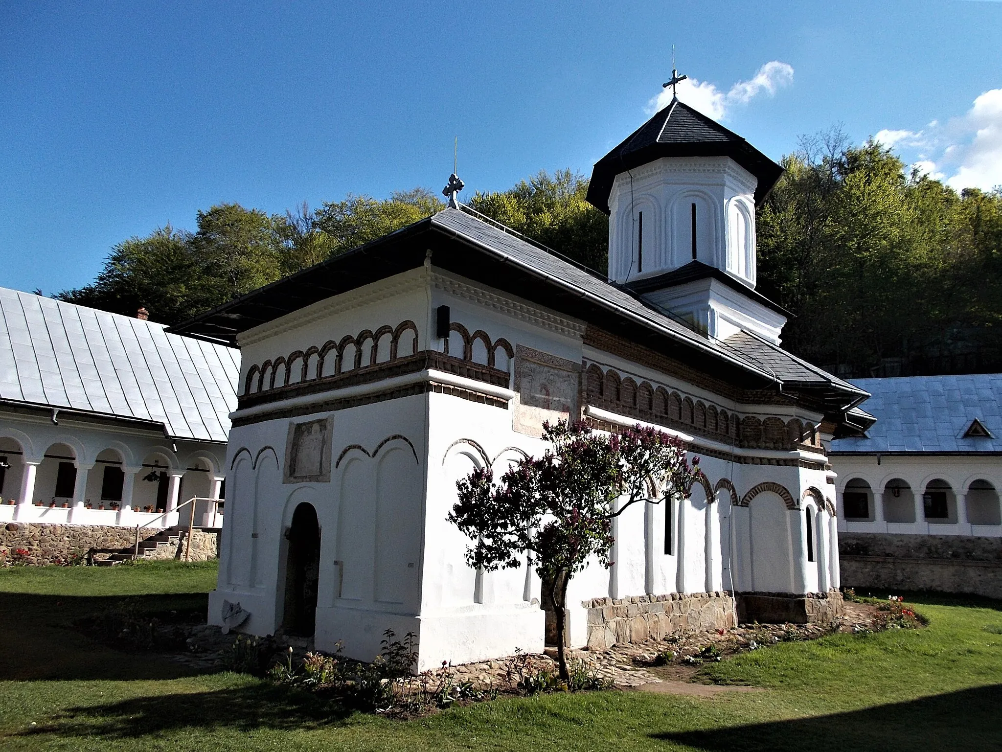 Photo showing: Biserica „Sfântul Nicolae” a Schitului Crasna

This is a photo of a historic monument in județul Gorj, classified with number GJ-II-m-A-09288.01.