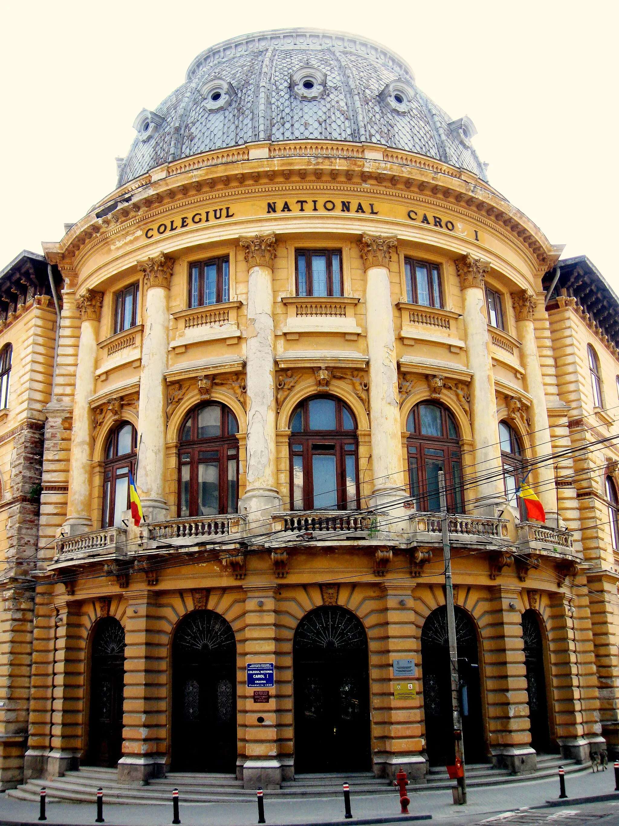 Photo showing: Carol I High School, in Craiova, Romania. Main hall, seen from the intersection of Ion Maiorescu and Mihai Viteazul Streets.