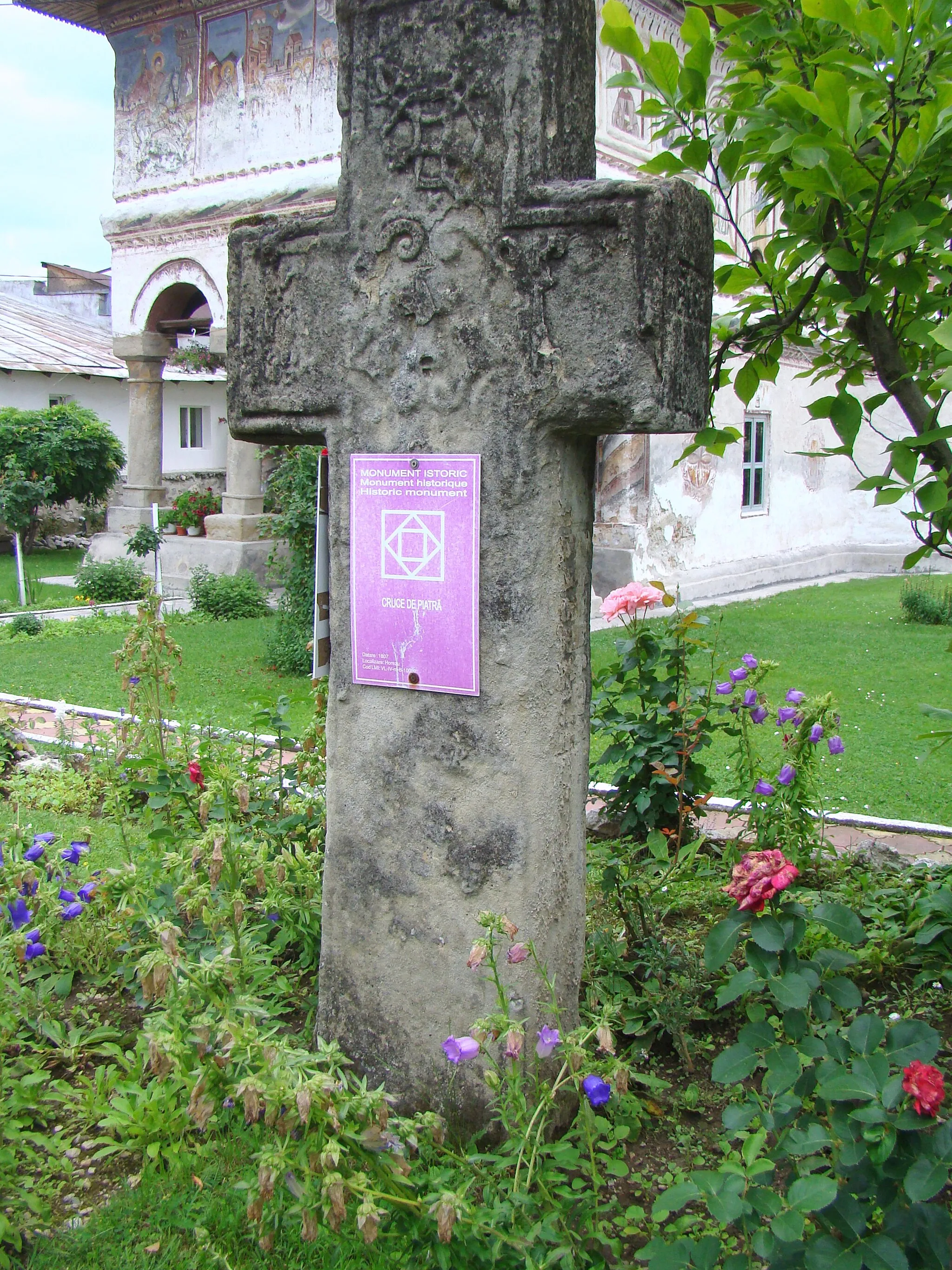 Photo showing: Stone cross in Horezu, Vâlcea county, Romania