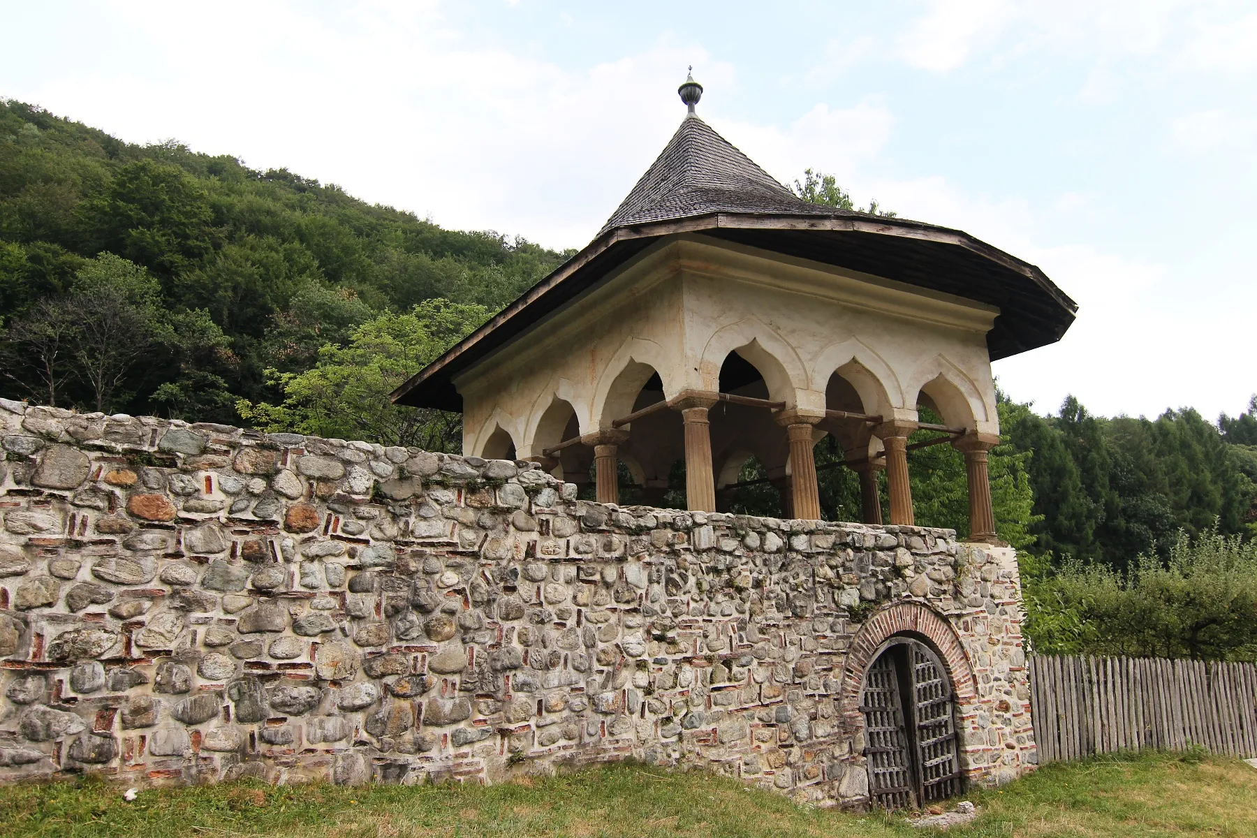 Photo showing: Ansamblul bolniței mănăstirii Hurezi, Foișor,  bolința Hurezi