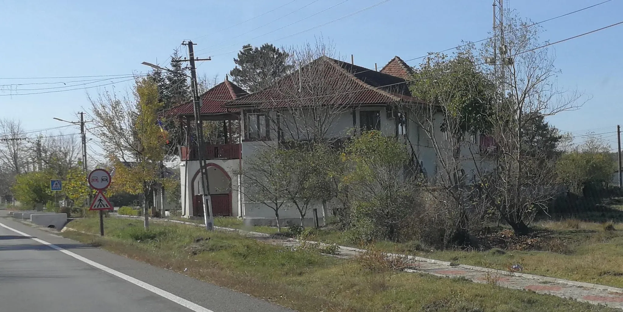 Photo showing: Town hall in Colonești, Olt County, Romania