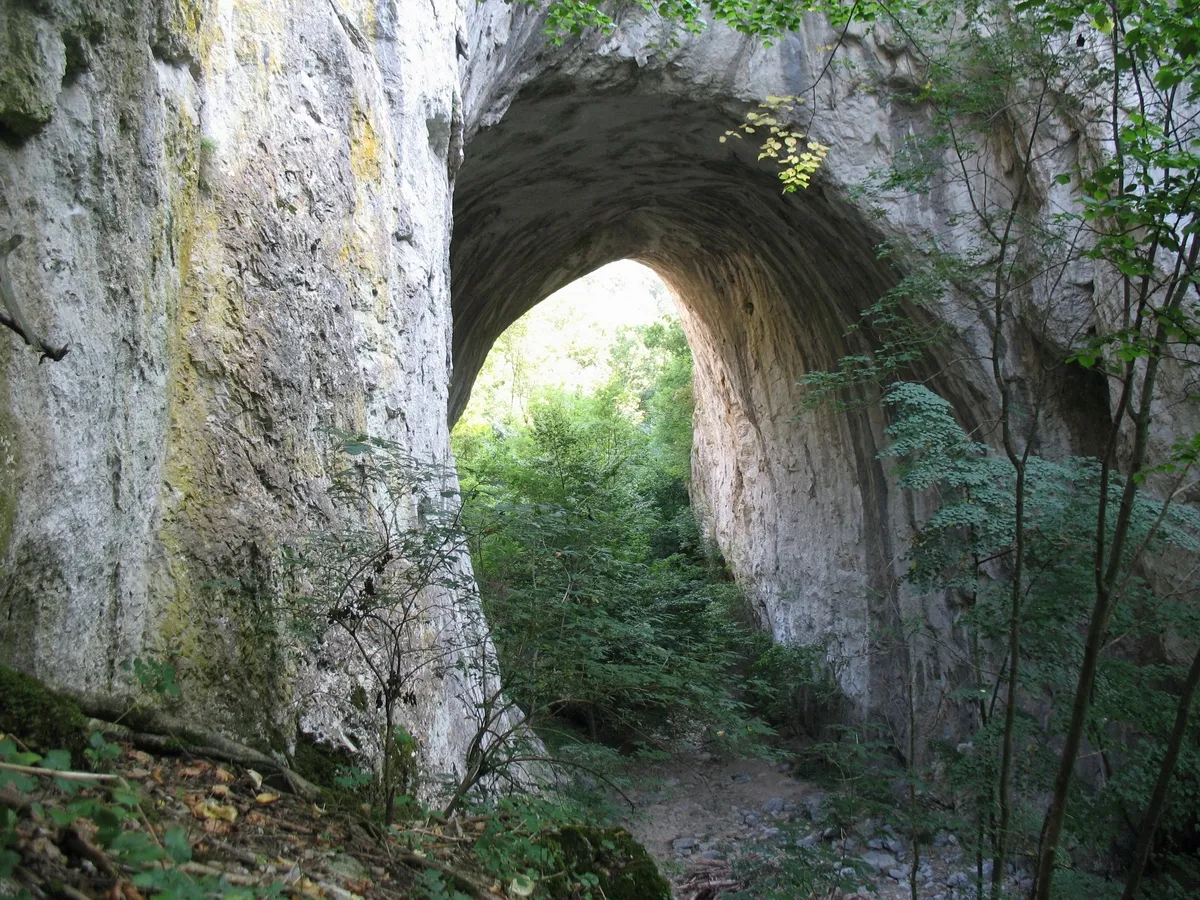 Photo showing: Suva Prerast (Dry stone bridge) on Vratna river on Veliki Greben mountain, Serbia.