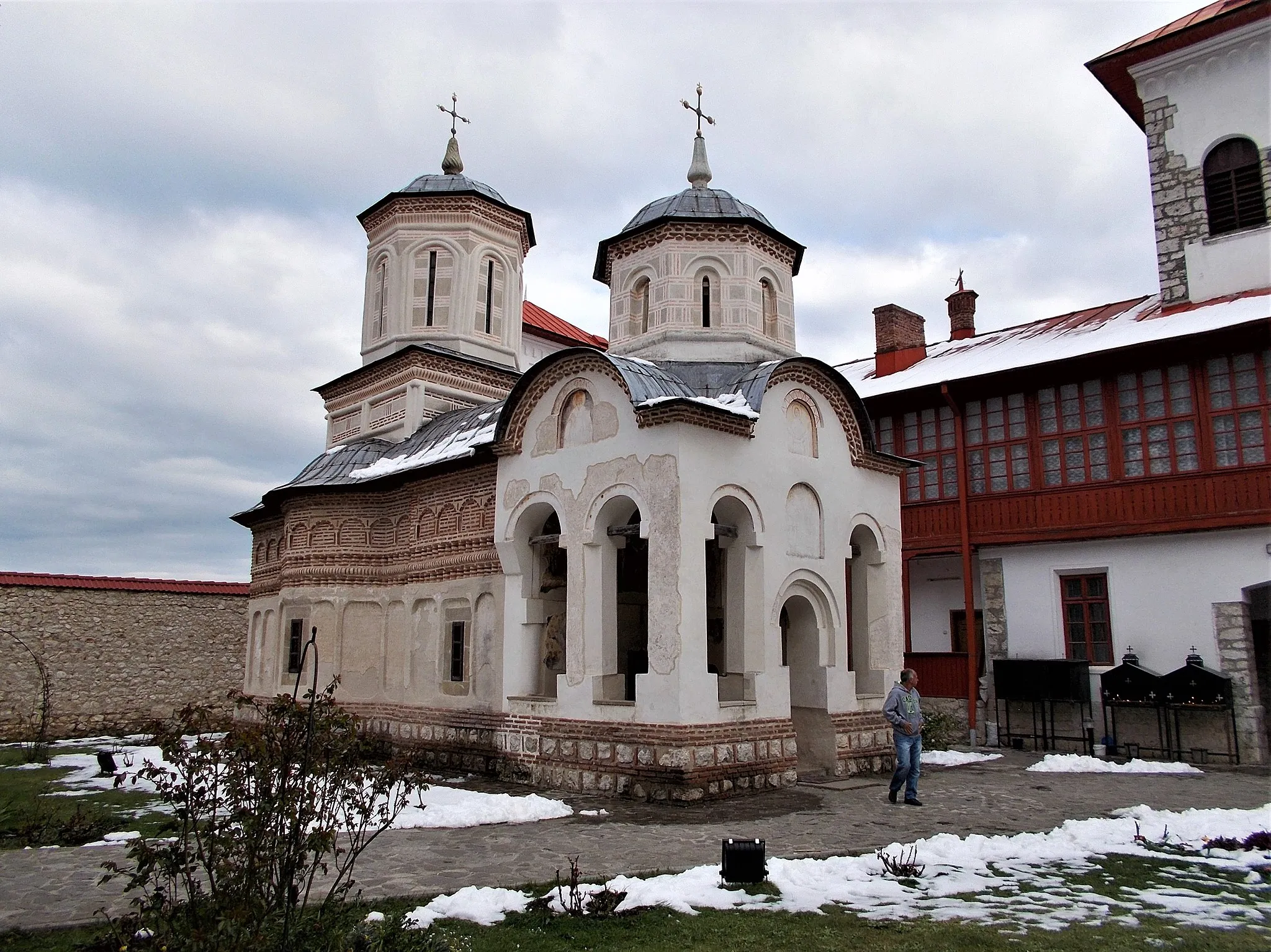 Photo showing: Arnota Monastery, Vâlcea County, Romania