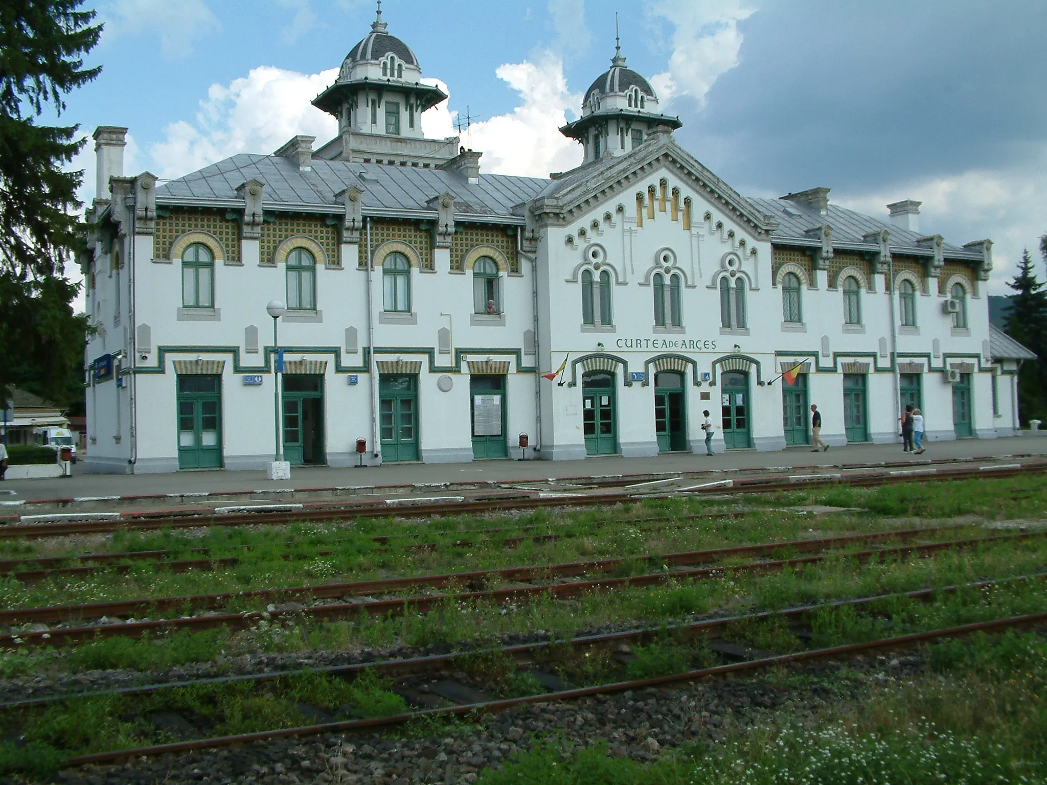 Photo showing: The beautiful railway station of Curtea De Arçes in Romania; a nice subject for a scale model.