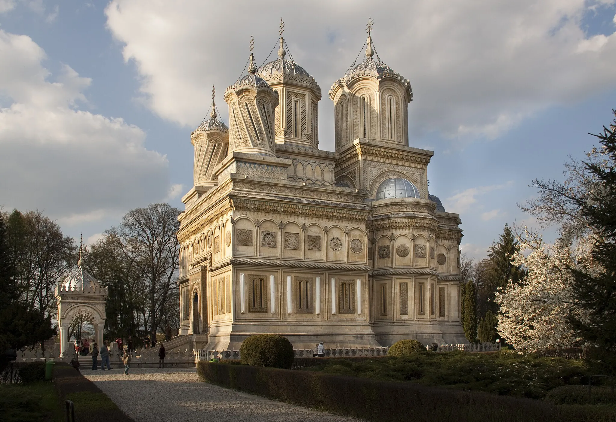 Photo showing: Curtea de Argeş Monastery, Romania: exterior.