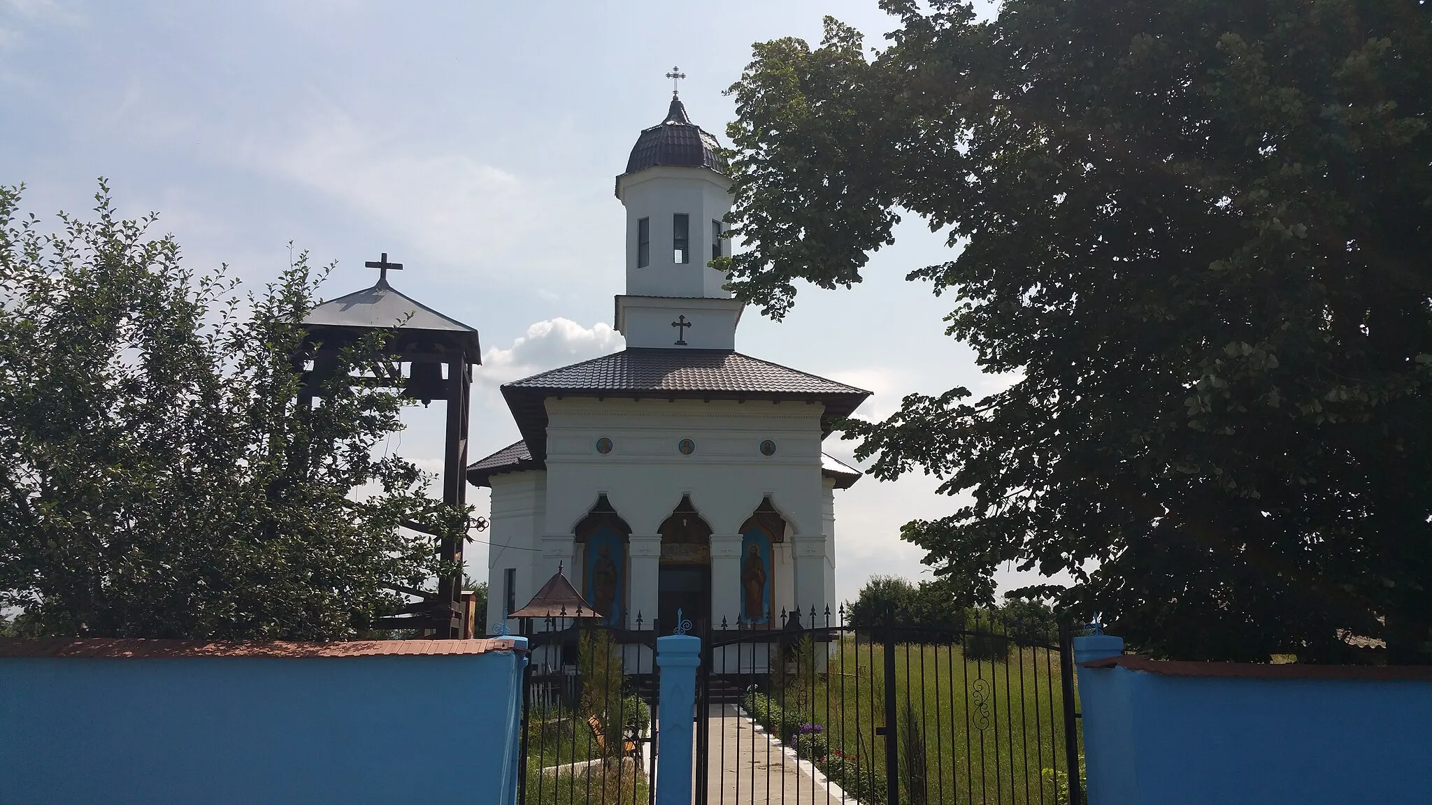 Photo showing: Biserica Izvoarele Mehedinti 2015