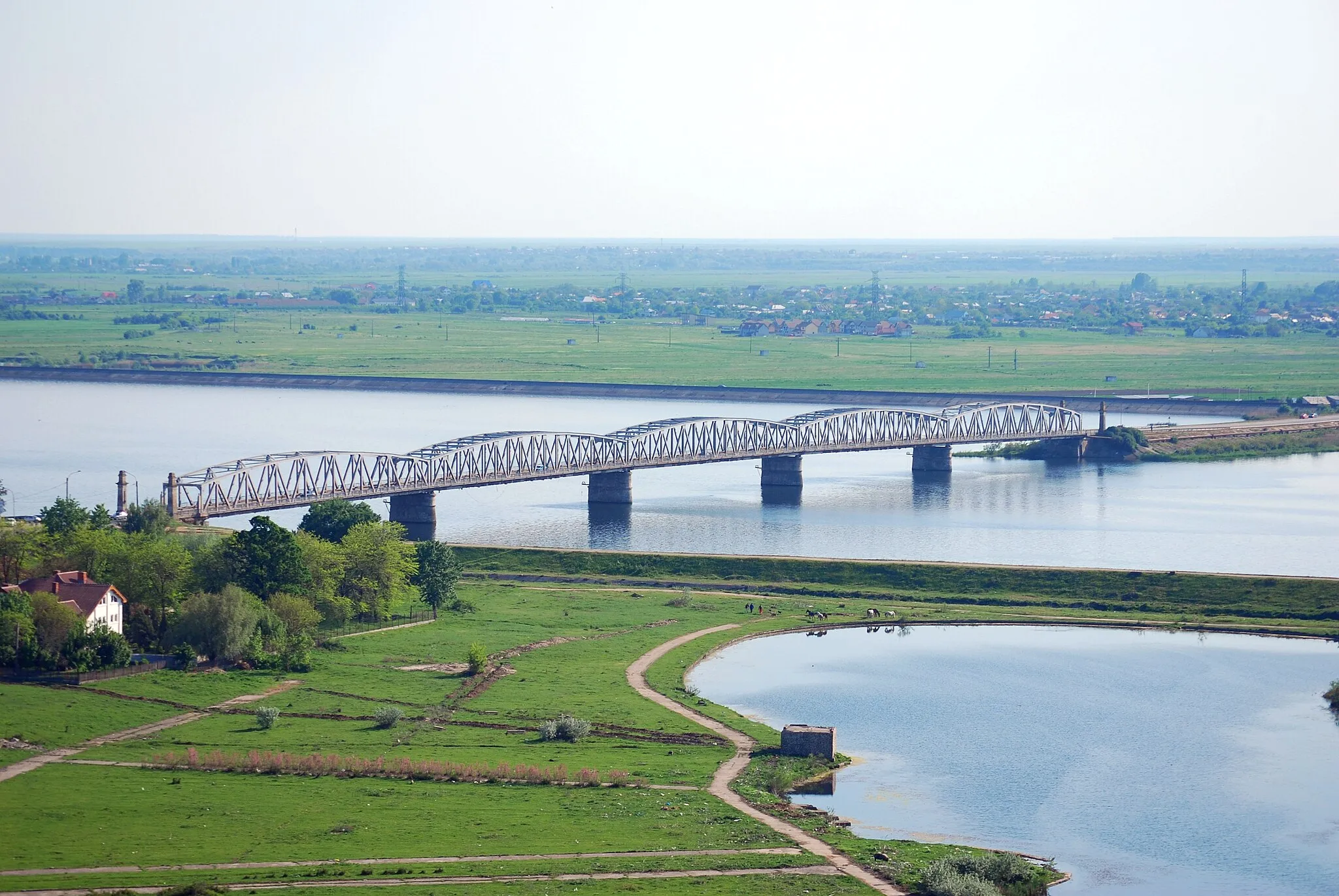 Photo showing: The bridge over the river Olt, next to Slatina, Olt County, Romania; seen from Grădişte hill