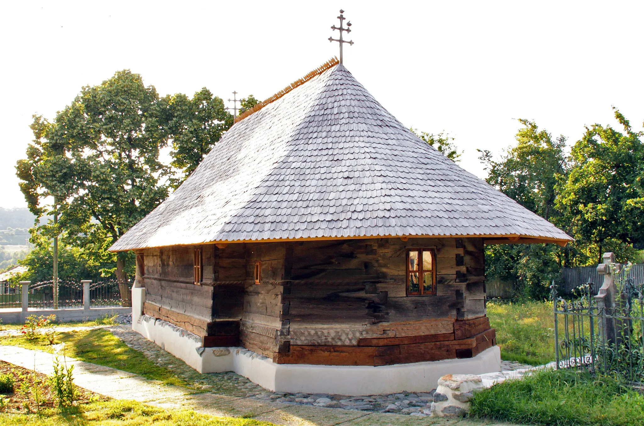 Photo showing: Ibăneşti, Olt: biserica de lemn, vedere dinspre sud-est.