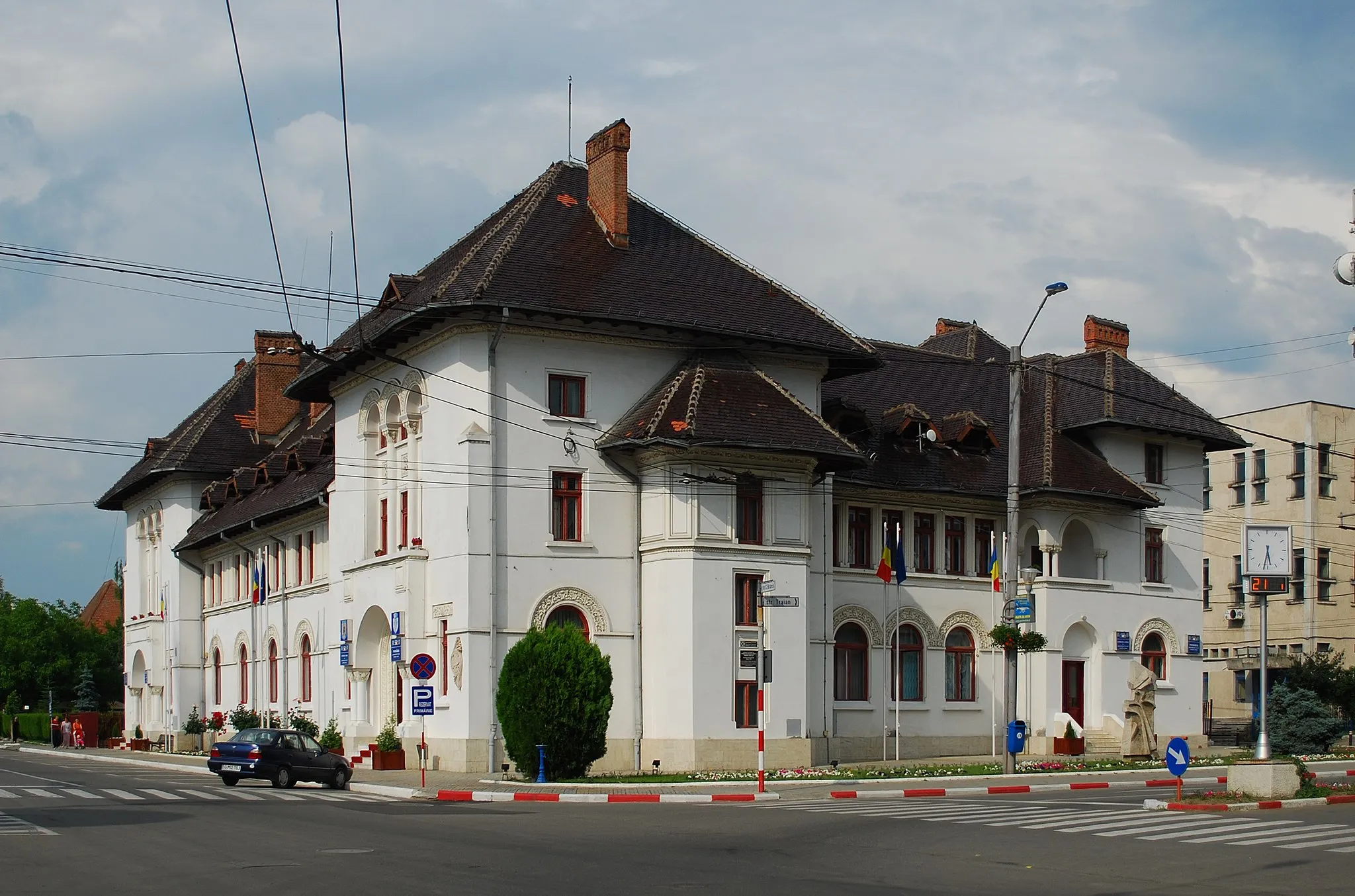 Photo showing: The former dormitory for apprentices of the Trade Cooperative, currently city hall from Târgu Jiu, Romania