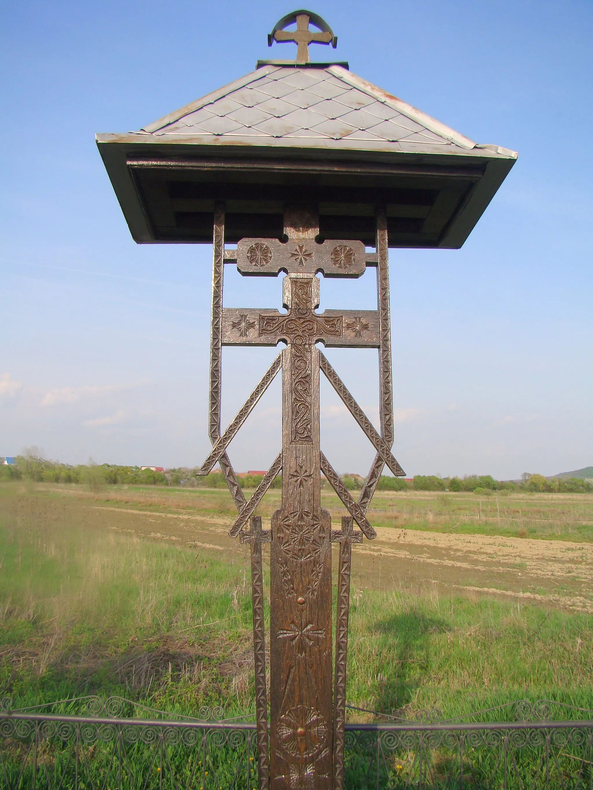 Photo showing: Troiță de lemn, sat Câlnic; comuna Câlnic