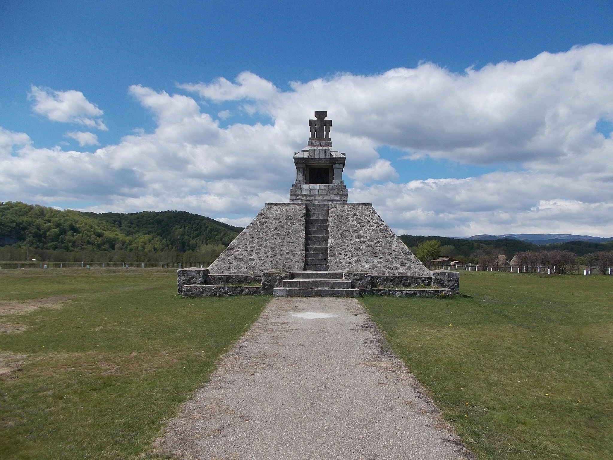 Photo showing: Monumentul „Proclamației de la Padeș”

This is a photo of a historic monument in județul Gorj, classified with number GJ-IV-s-B-09495.