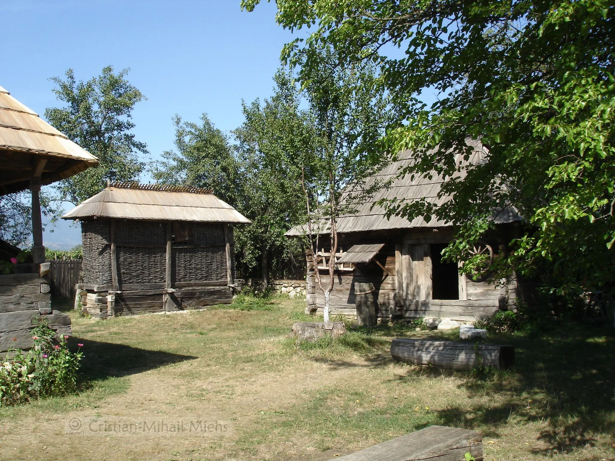 Photo showing: Clădiri anexă în curtea casei-muzeu Constantin Brâncuşi