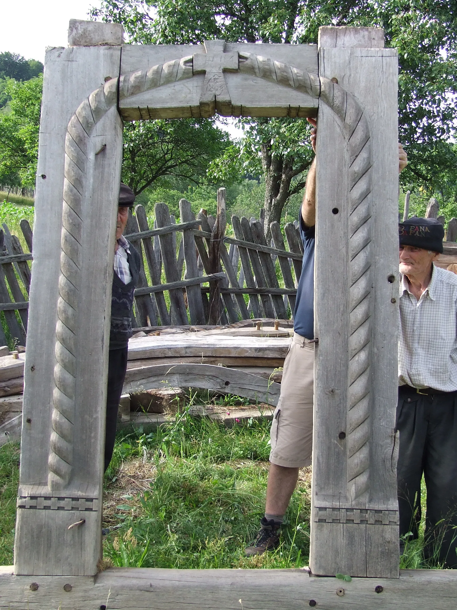 Photo showing: Portalul bisericii de lemn din Baia de Fier, cătunul Sohodol, județul Gorj (demontată în 2009)
