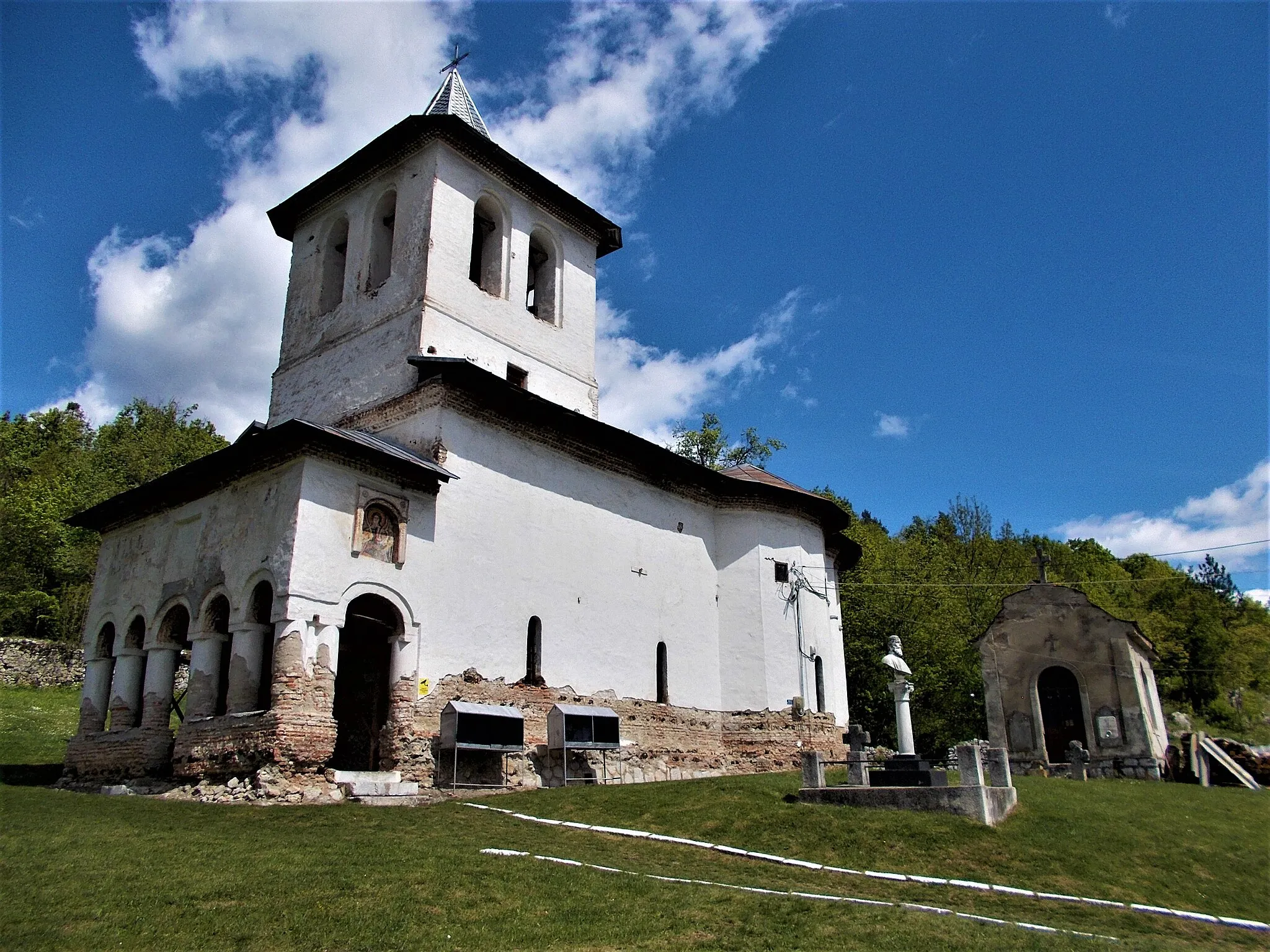 Photo showing: Biserica "Sf. Voievozi" a Mănăstirii Baia de Aramă

This is a photo of a historic monument in județul Mehedinți, classified with number MH-II-m-A-10249.01.