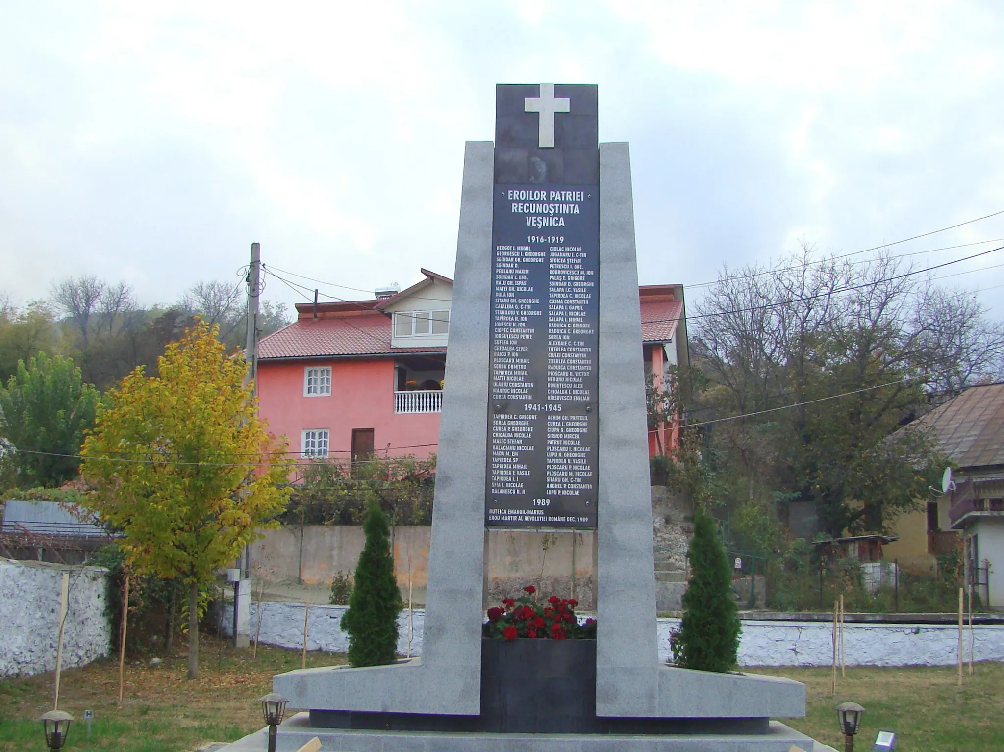 Photo showing: Heroes monument in Baia de Aramă, Mehedinţi county, Romania
