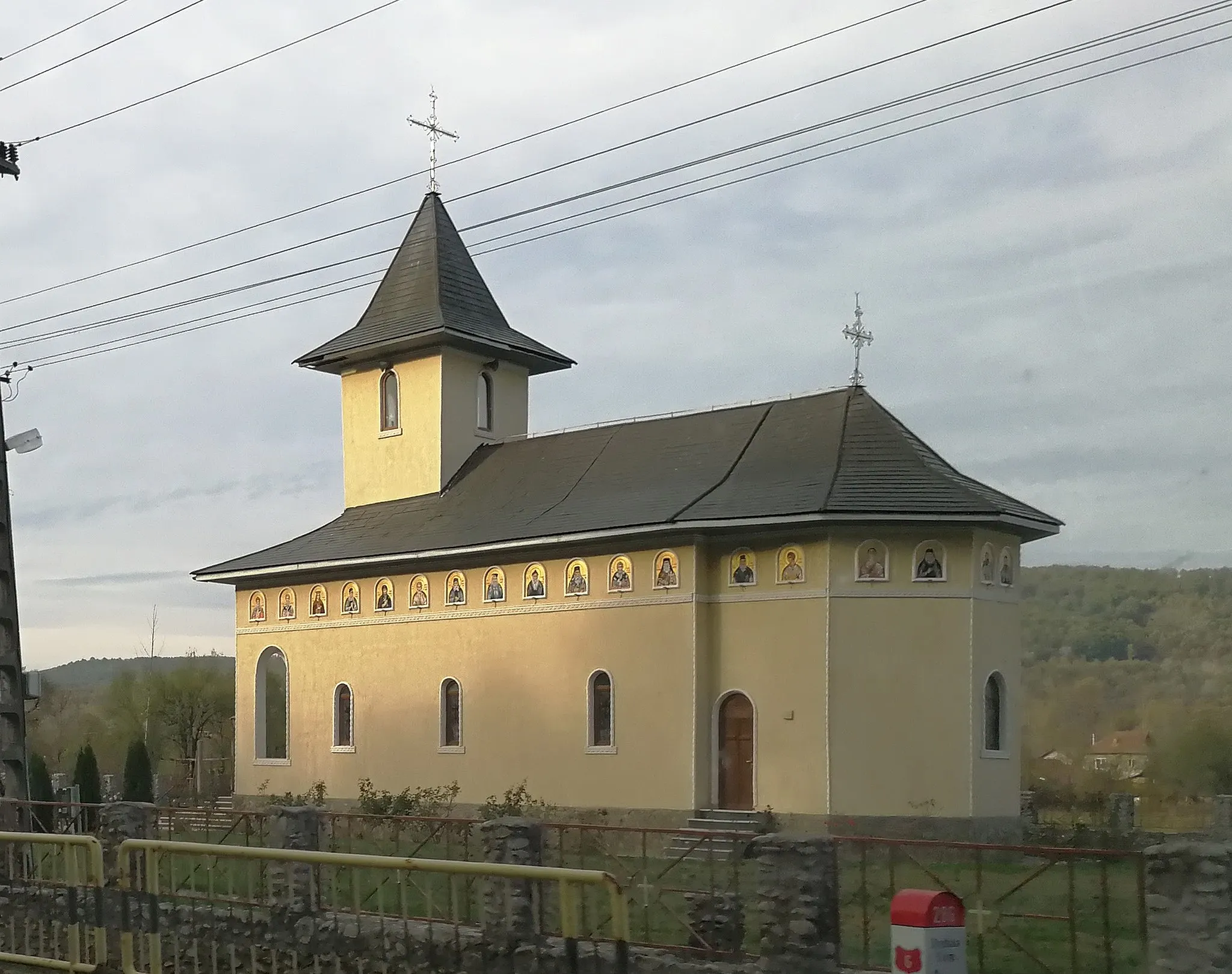 Photo showing: Church in Lunca Banului, Strehaia township, Mehedinți County, Romania