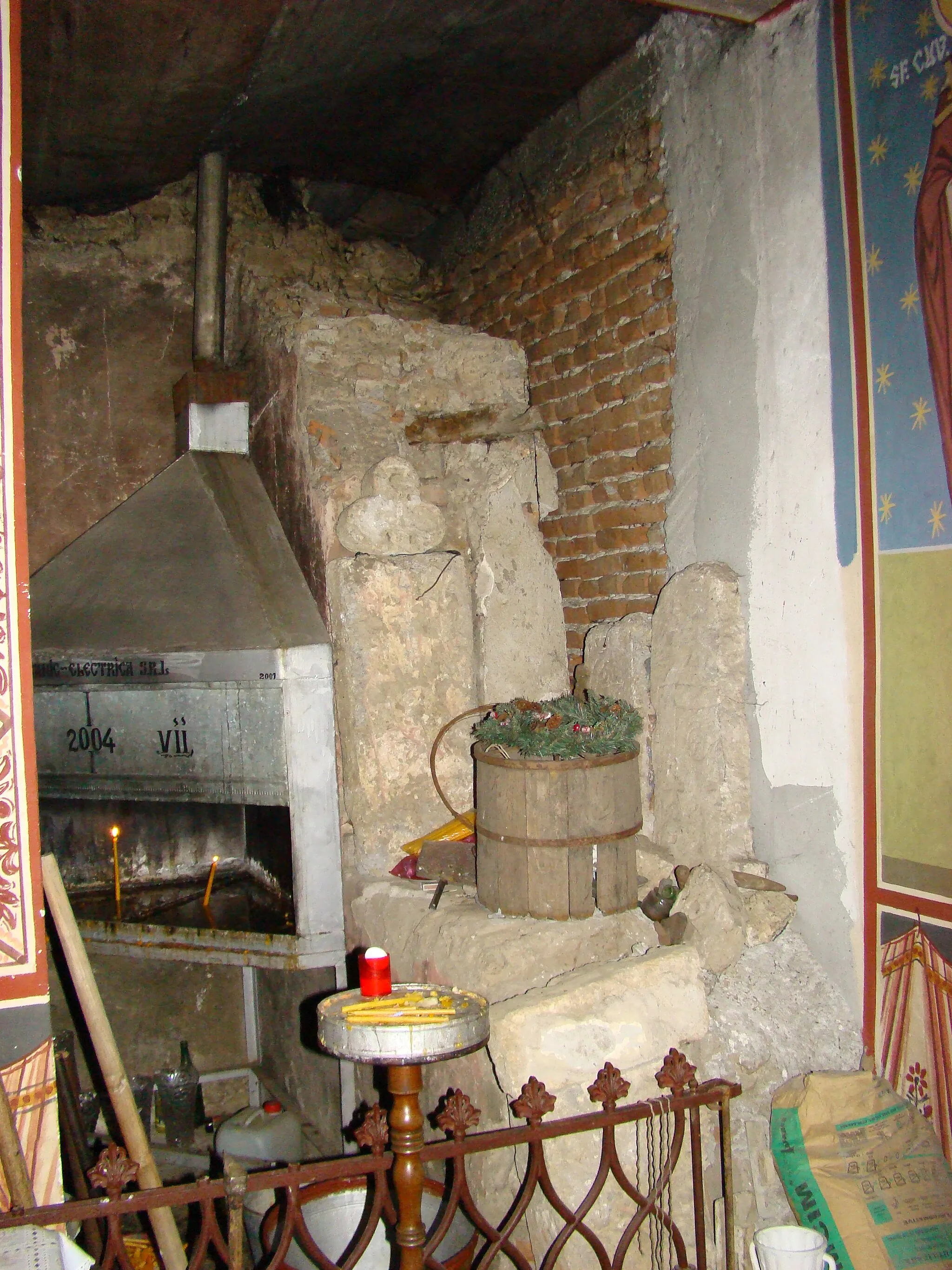 Photo showing: fragment din zidul vechii biserici, Balta Verde, Mehedinți