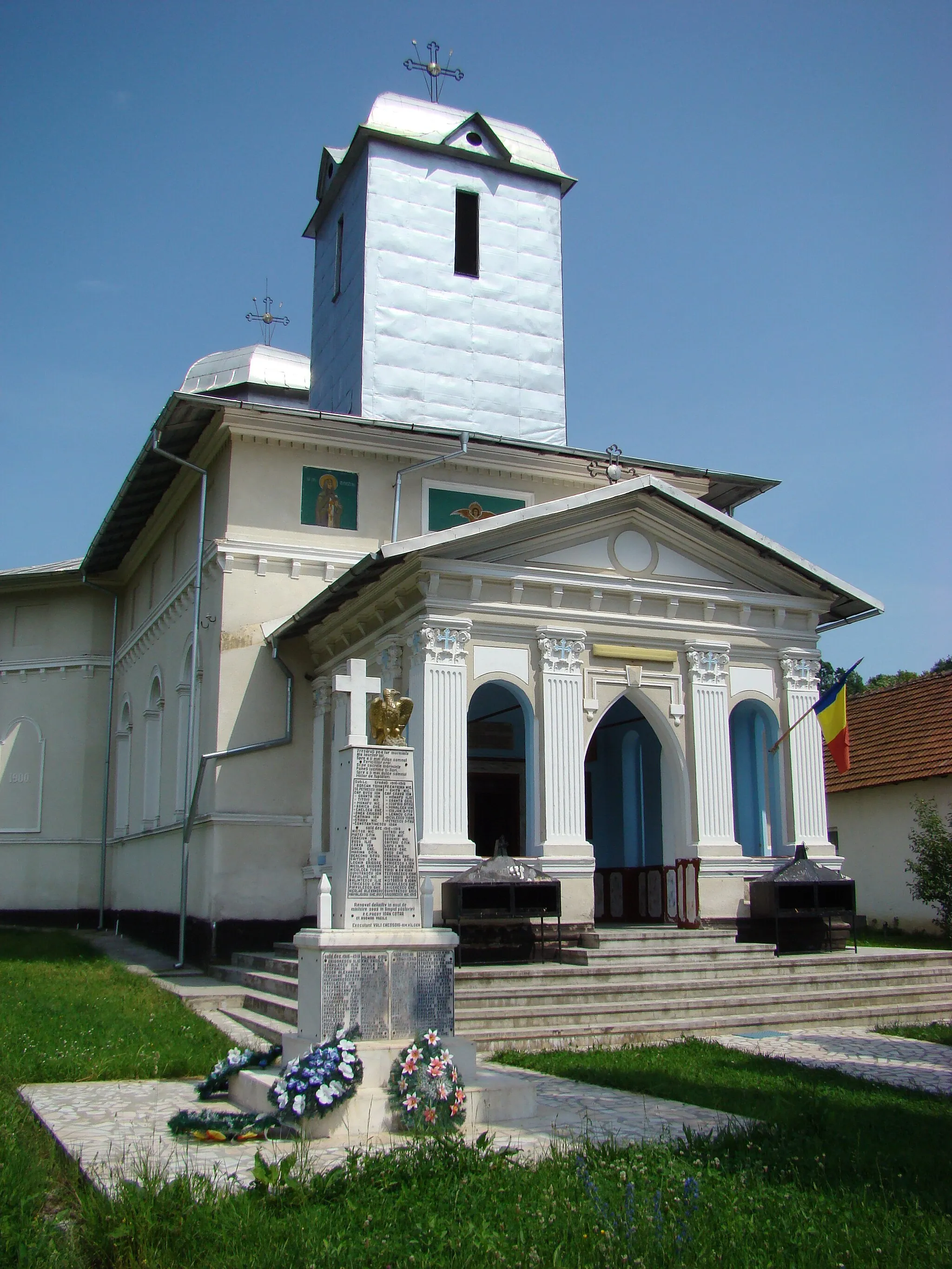 Photo showing: Biserica nouă din Bodești și Mon.Eroilor
