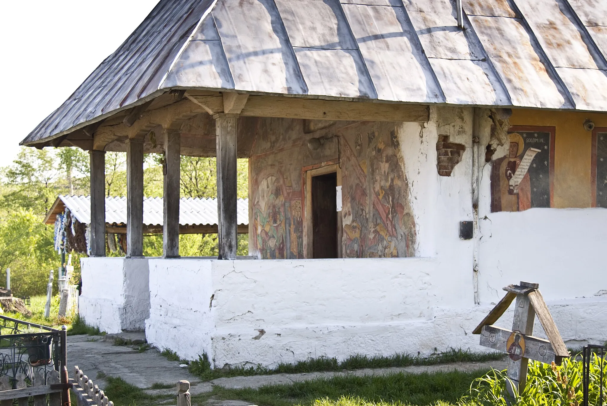 Photo showing: Dămţeni, Vâlcea county, Romania: the wooden church.