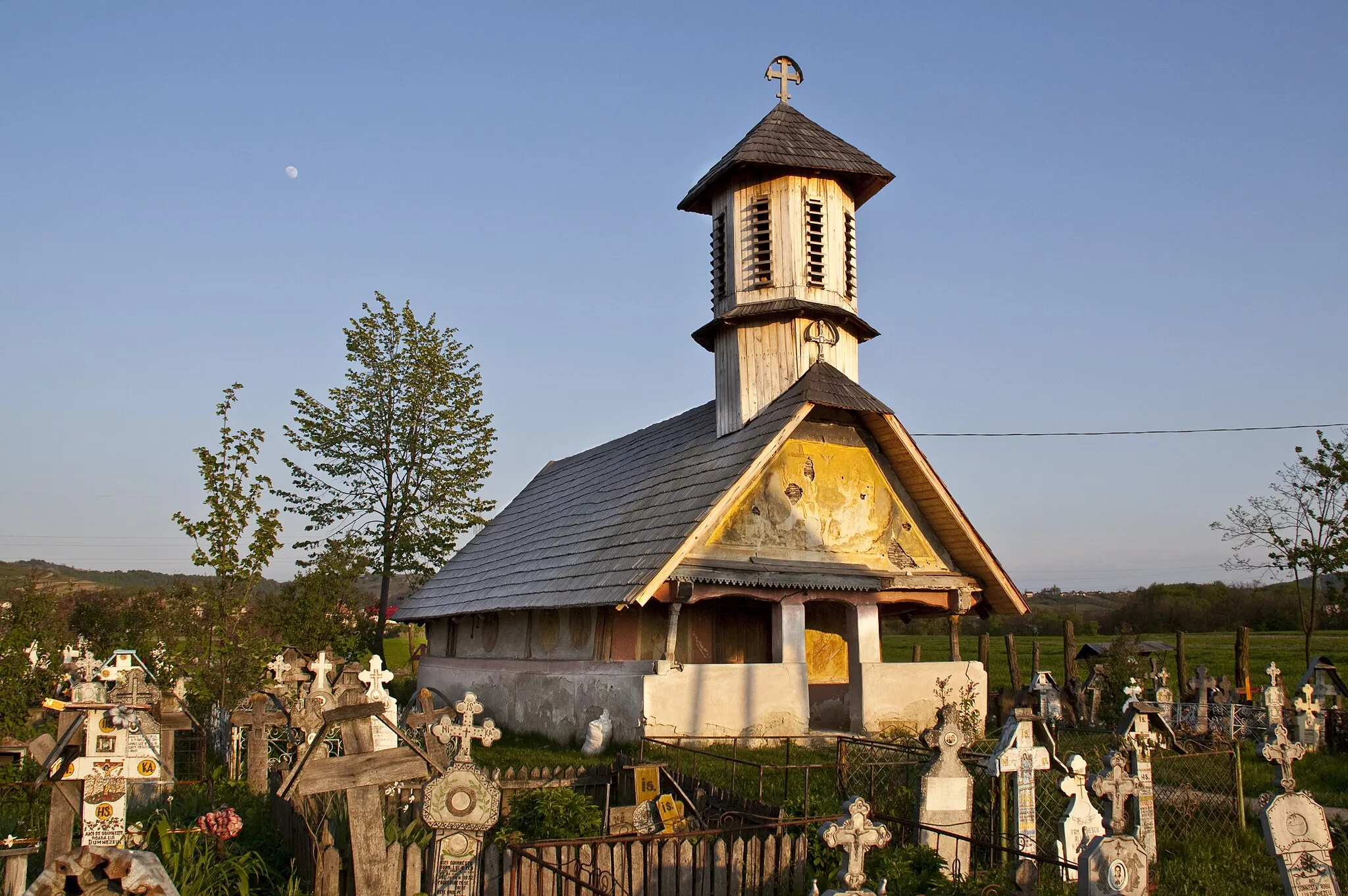 Photo showing: Târgu Gânguleşti, Vâlcea county, Romania: the wooden chuech.