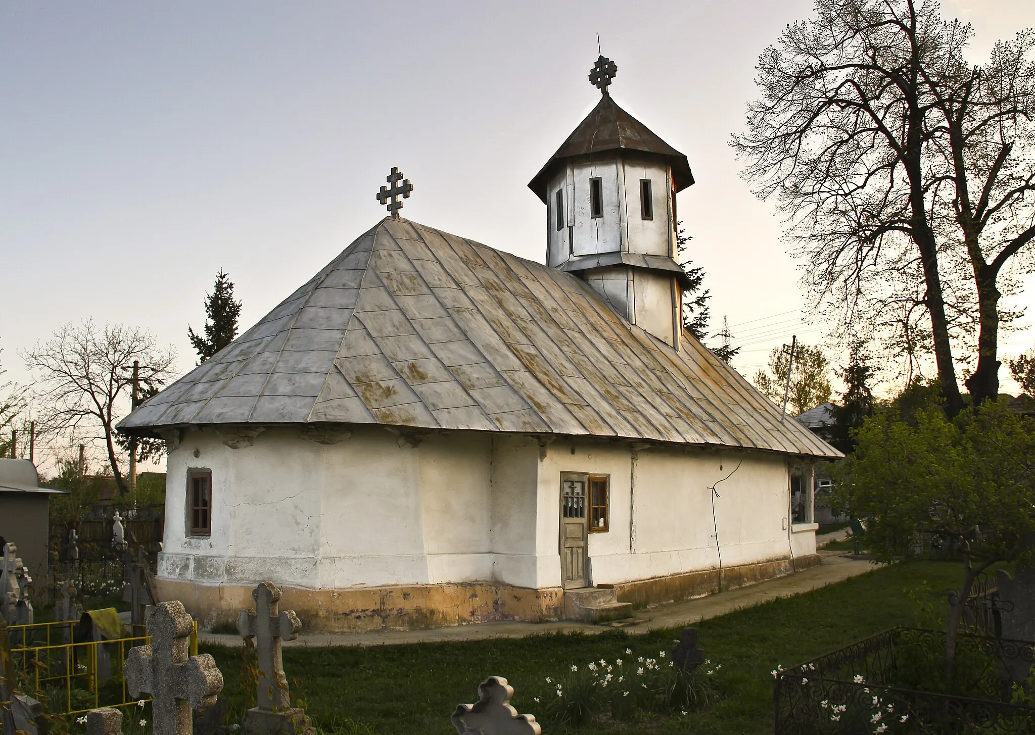 Photo showing: Roşioara, Vâlcea county, Romania: the wooden church.