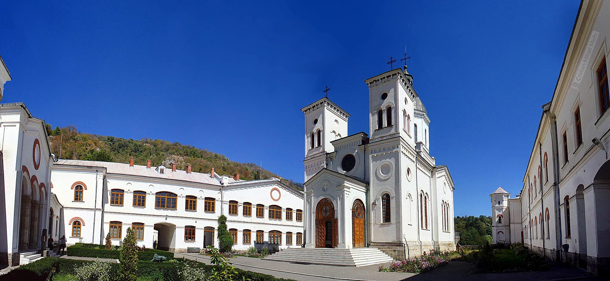 Photo showing: Vedere de ansamblu a curţii Mănăstirii Bistriţa din judeţul Vâlcea