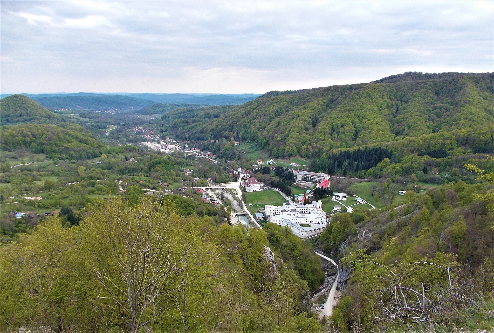 Photo showing: Satul Bistrița, județul Vâlcea (în plan apropiat Mănăstirea Bistrița)