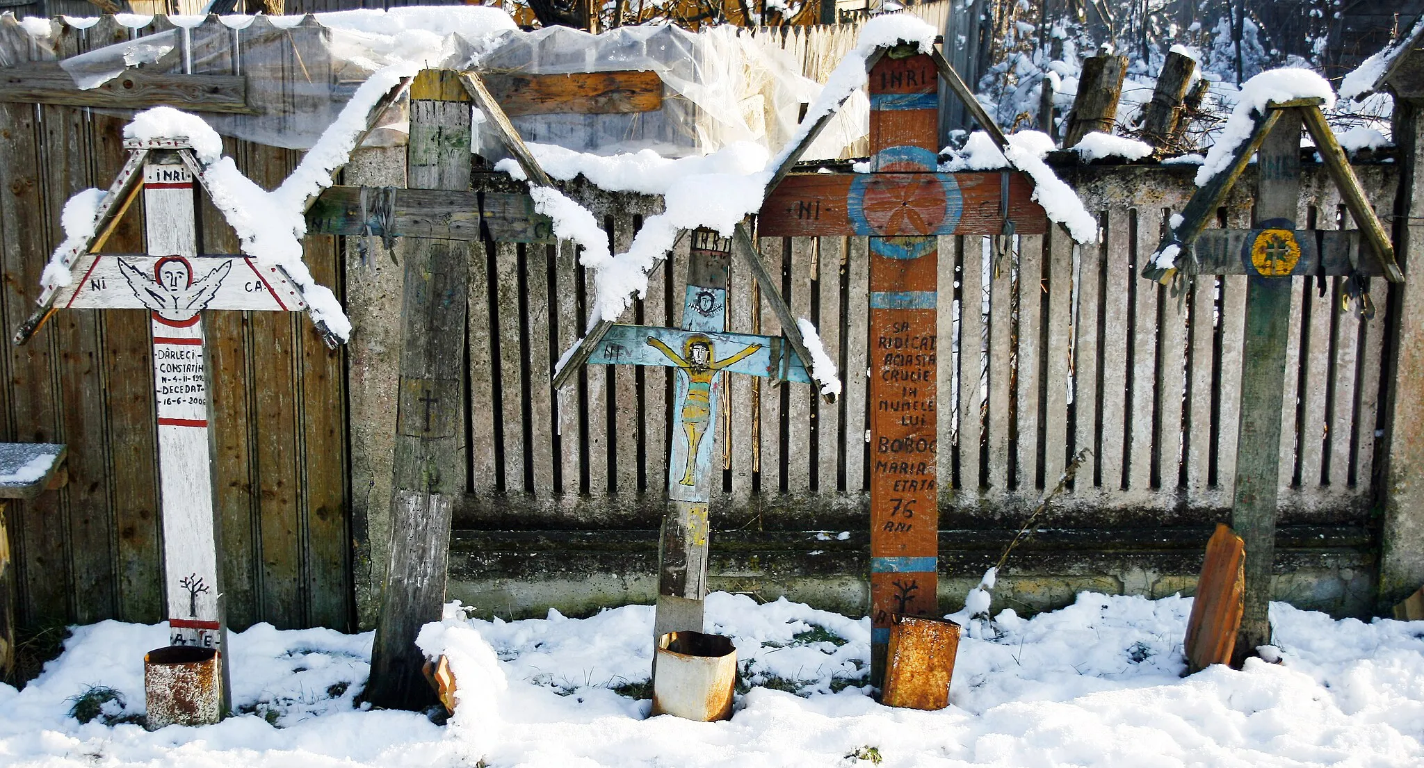 Photo showing: Cruci traditionale din lemn in satul Buciumeni, comuna Dragoiesti, jud. Valcea. In Oltenia, in satele traditionale, este comun obiceiul de a ridica cruci la rascruce de drumuri, la fanatani, etc.