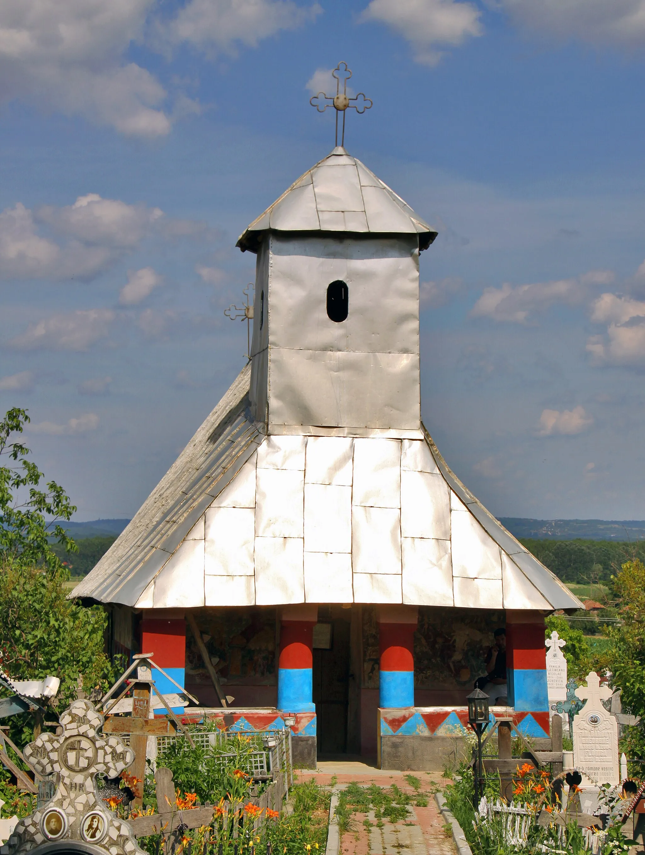 Photo showing: Ioneştii Govorii, Vâlcea county, Romania: the wooden church, West side.