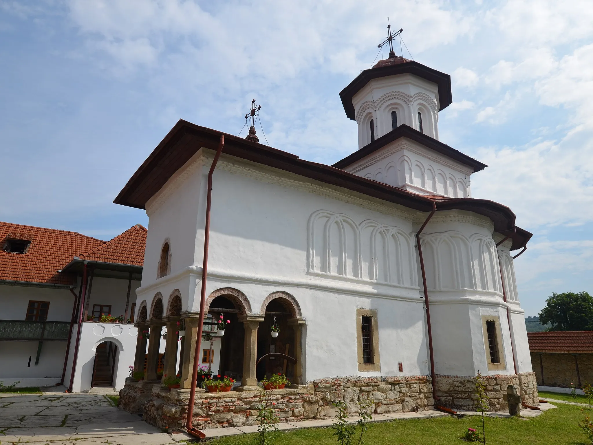 Photo showing: Mănăstirea Sărăcinești - Biserica "Adormirea Maicii Domnului" - vedere dinspre sud-vest