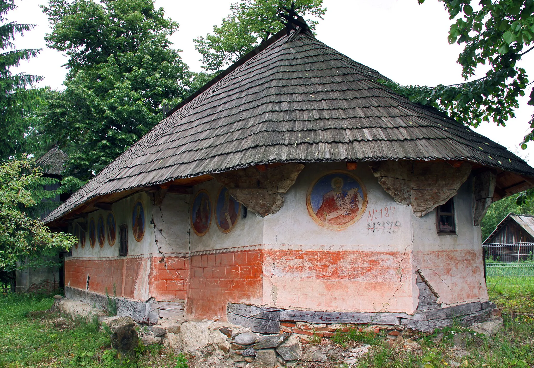 Photo showing: Rugetu-Valea Babei, Vâlcea county, Romania: the wooden church, South-East.