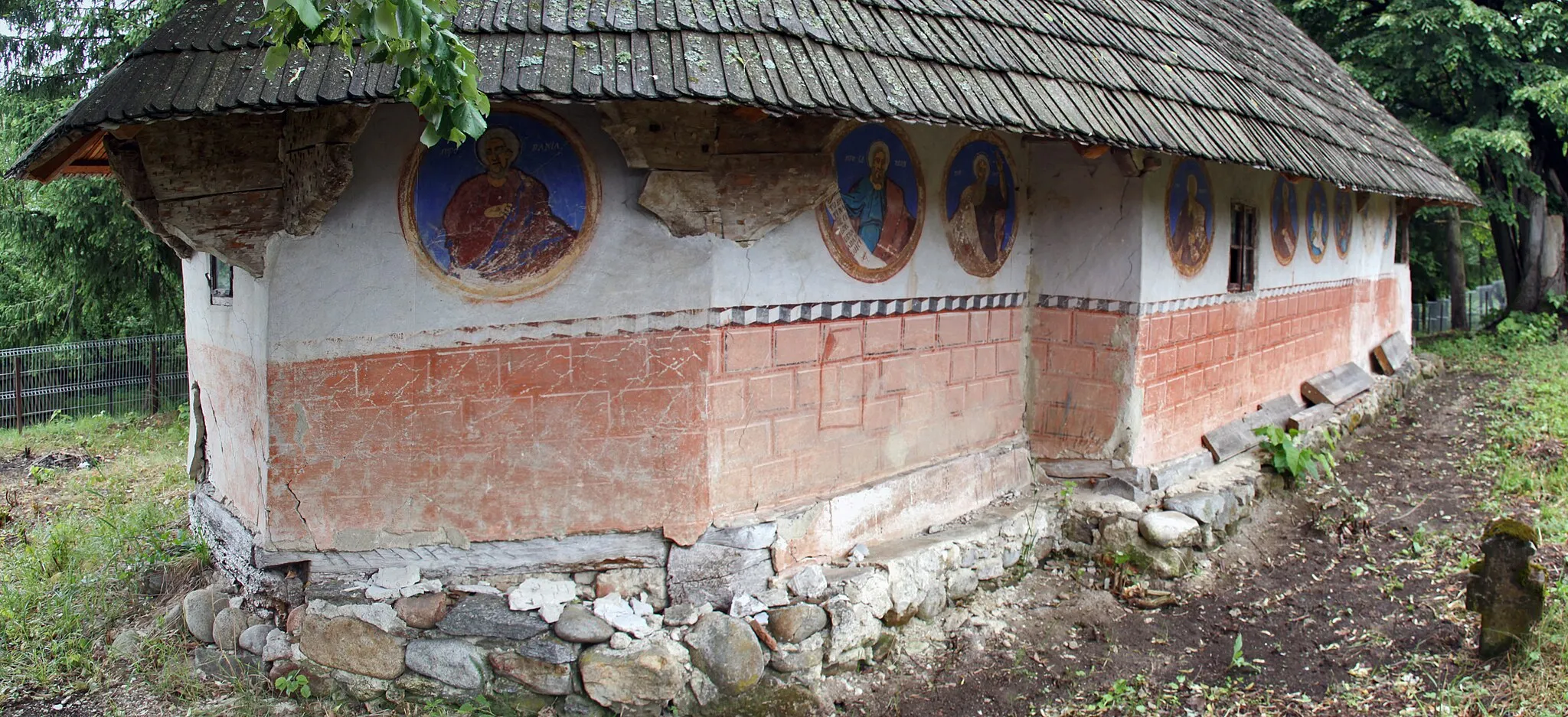 Photo showing: Rugetu-Valea Babei, Vâlcea county, Romania: the wooden church, North-East.