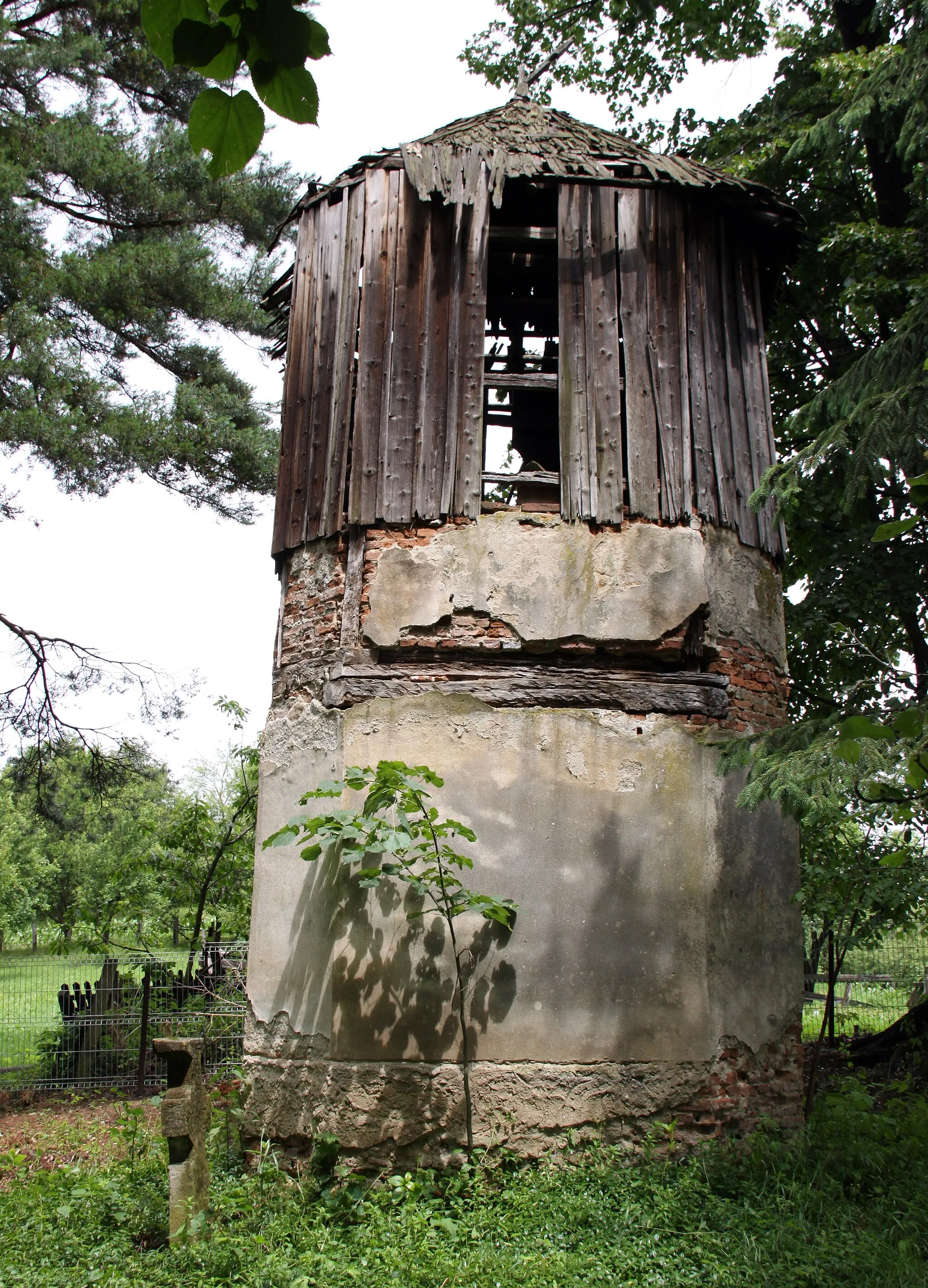 Photo showing: Rugetu-Valea Babei, Vâlcea county, Romania: the wooden church, belltower.