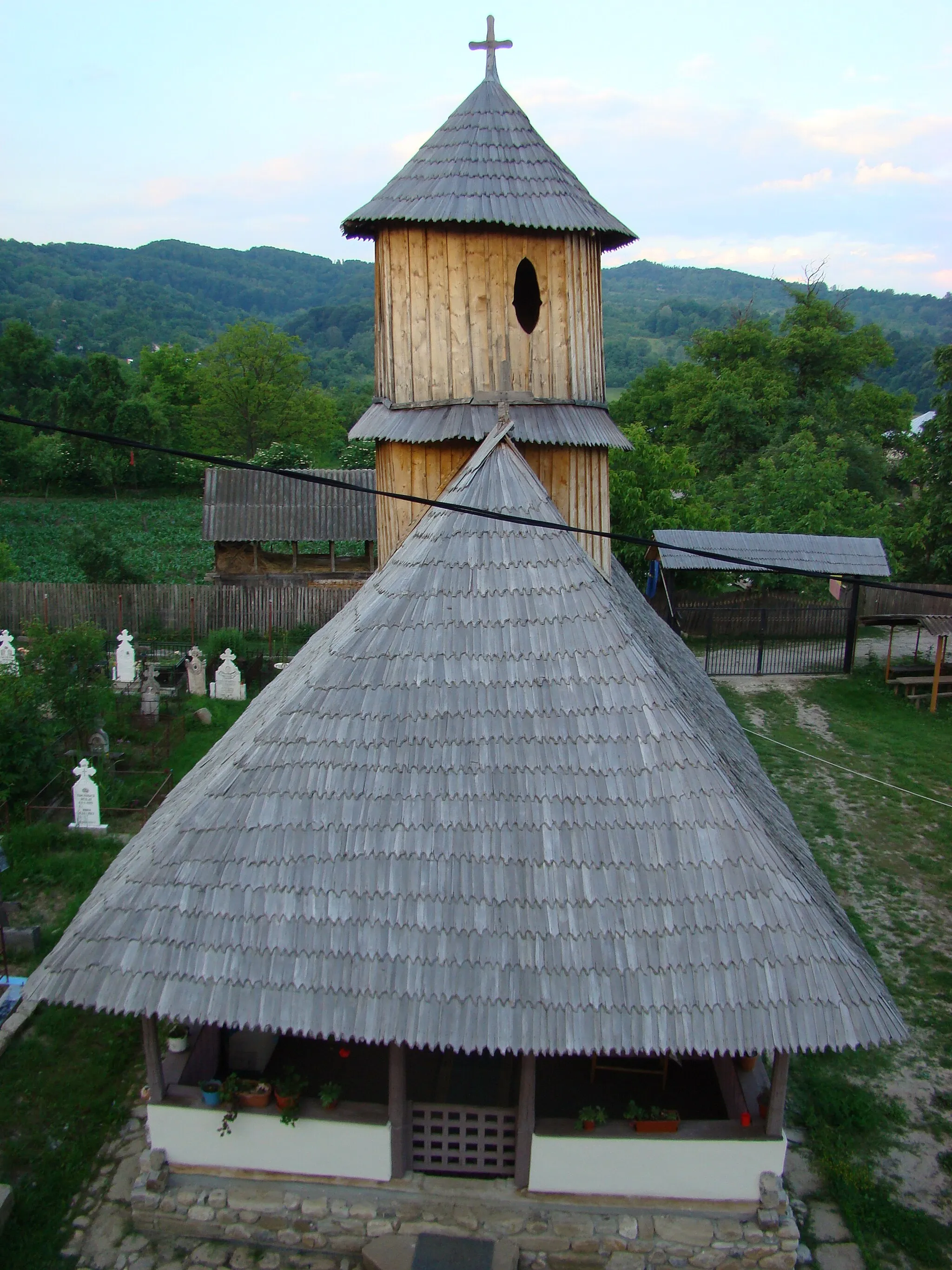 Photo showing: Biserica de lemn „Intrarea în Biserică”, sat Cireșu, județul Vâlcea