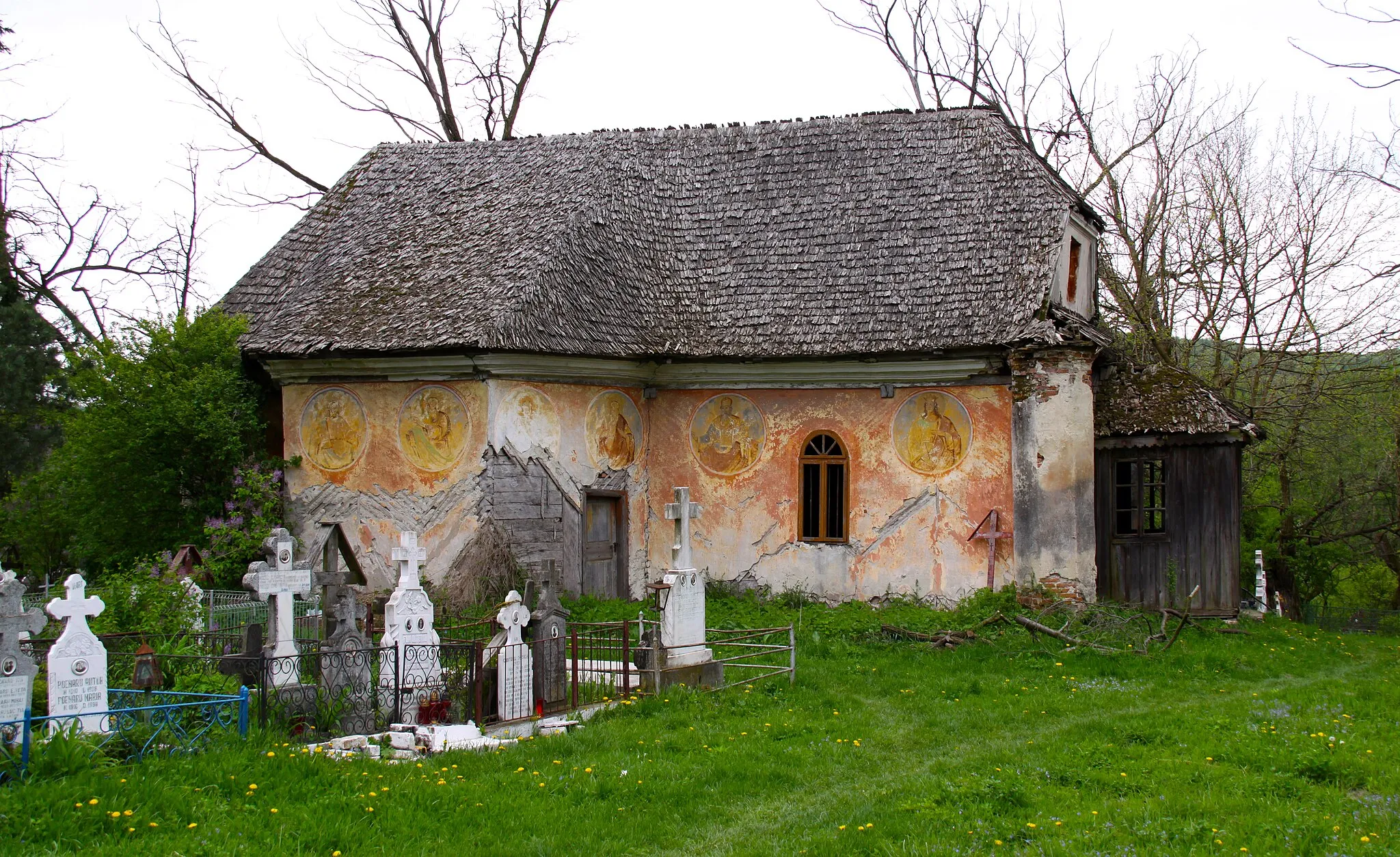 Photo showing: Şirineasa, Vâlcea county, Romania: the wooden church, North side.