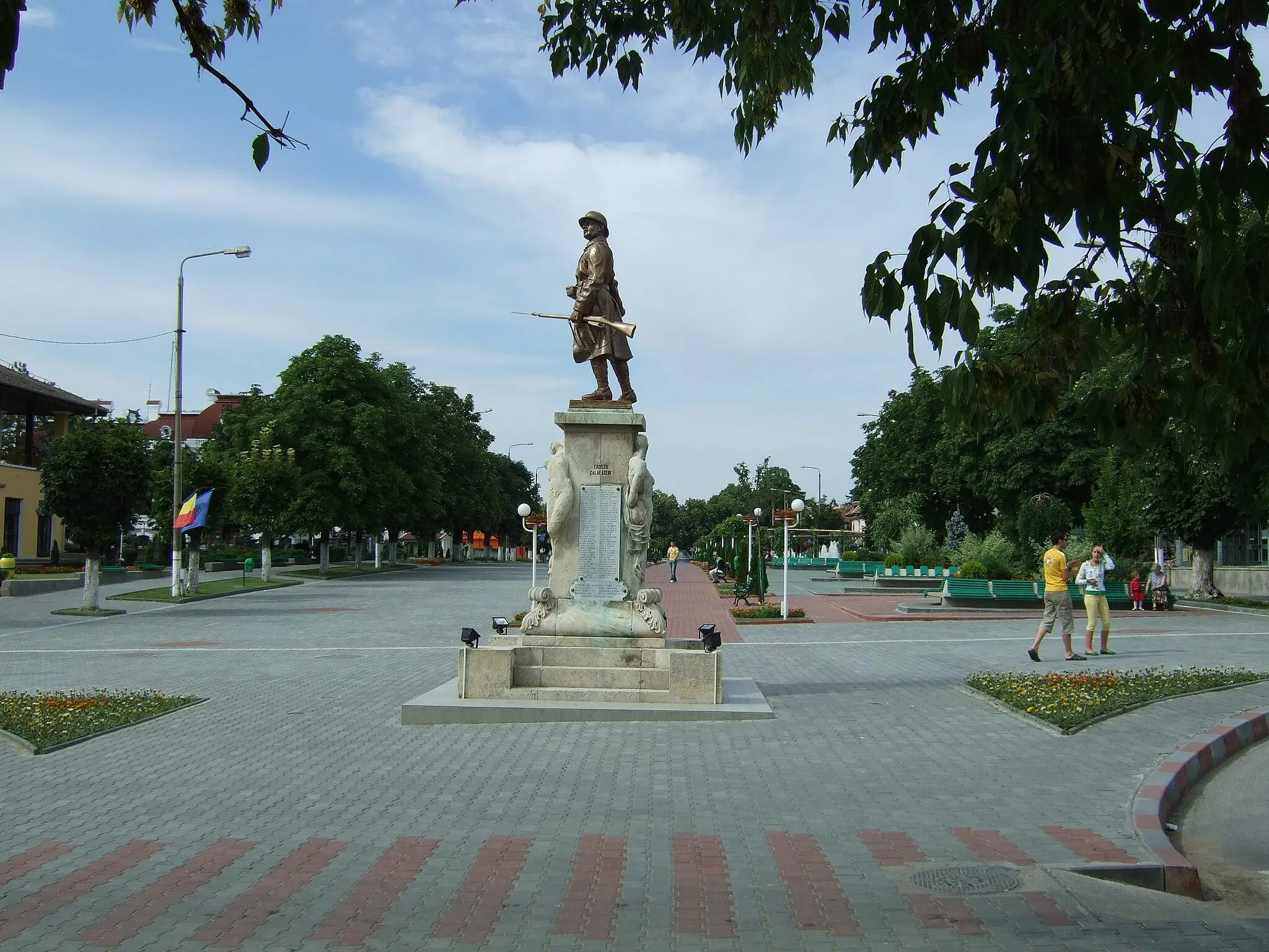 Photo showing: Photograph of a monument in Calafat, supposedly near Tudor Vladimirescu boulevard. It shows a soldier with helmet and gun.