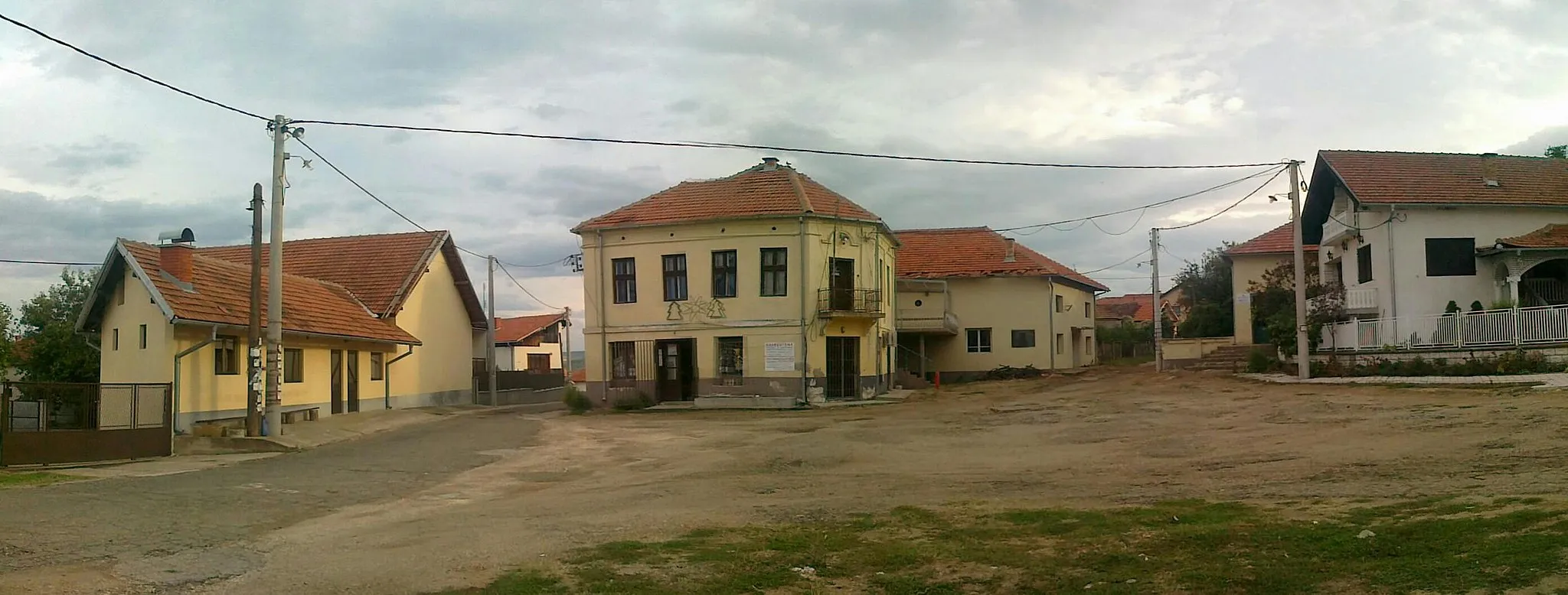 Photo showing: Střed vesnice Veljkovo v Srbsku