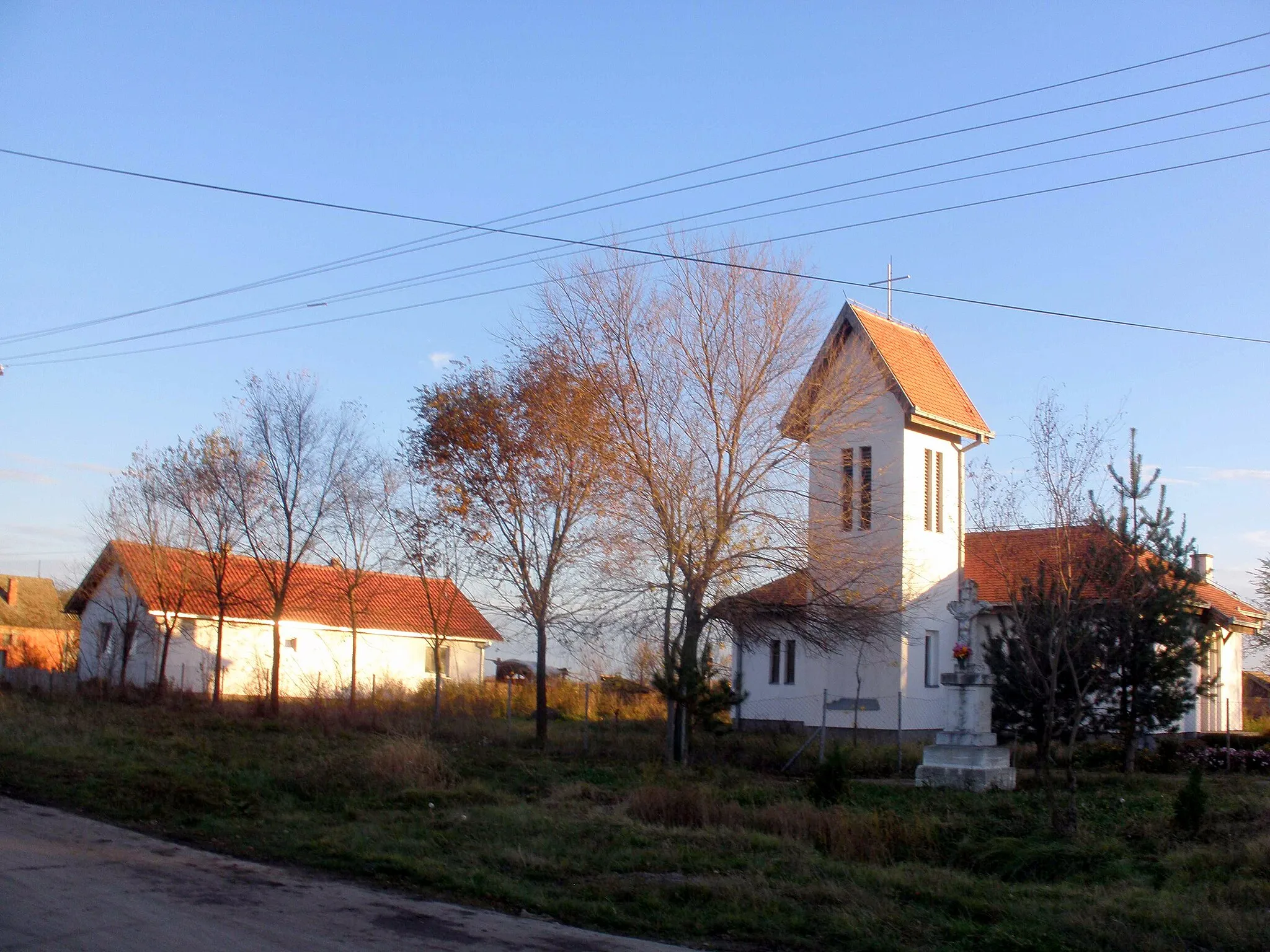 Photo showing: Center of village Busenje in Banat, Vojvodina, Serbia with new Catholic church