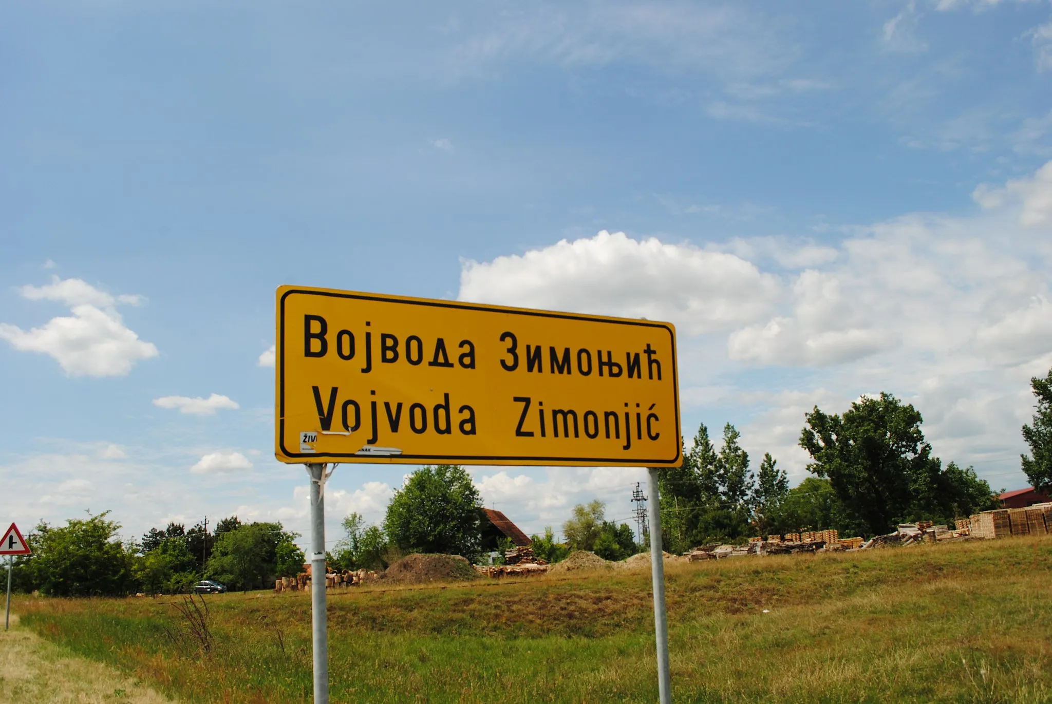 Photo showing: Sign board at the entrarnce in the village Vojvoda Zimonjic (municipality of Kanjiža)