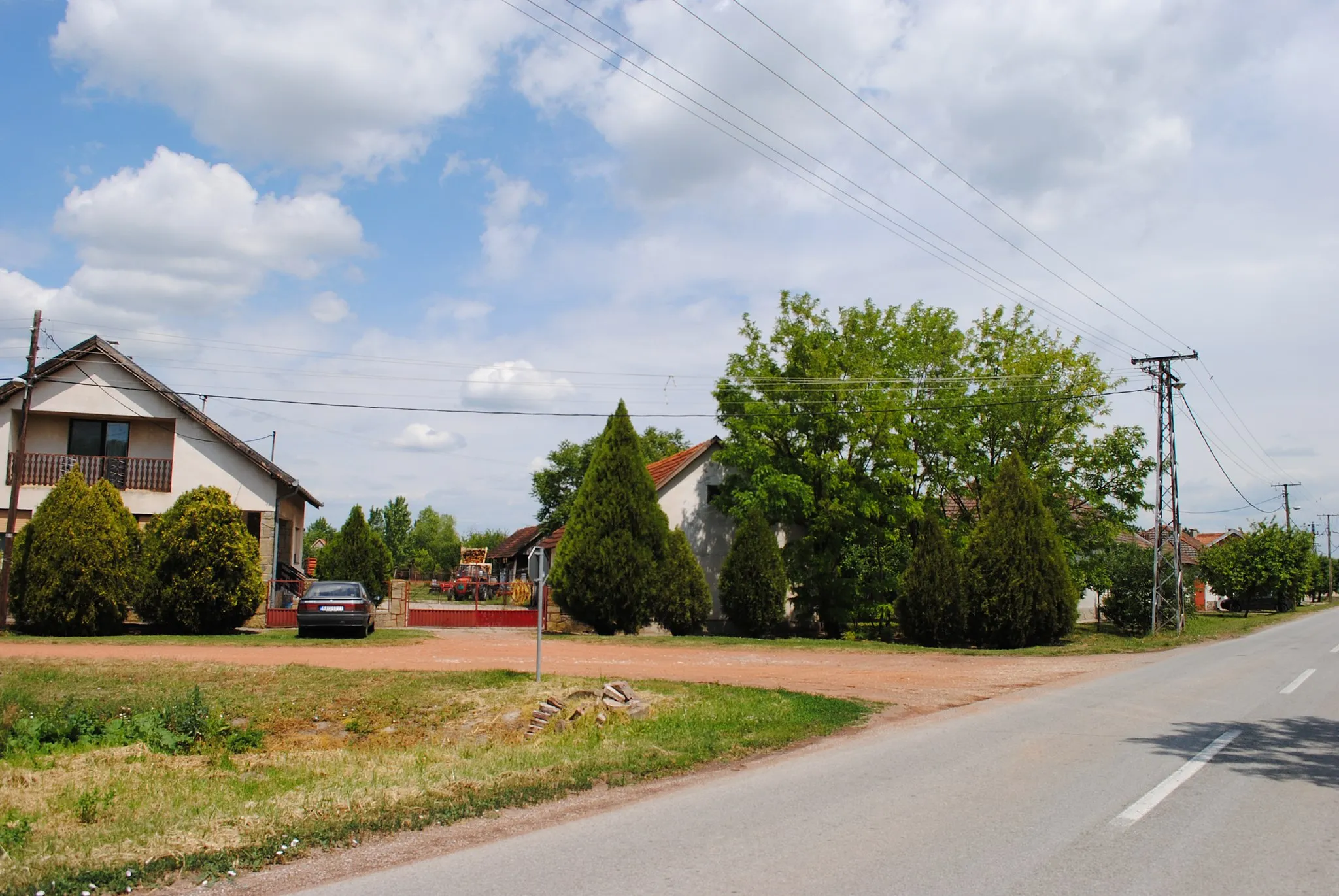 Photo showing: Street in small village Vojvoda Zimonjić (municipality of Kanjiža)