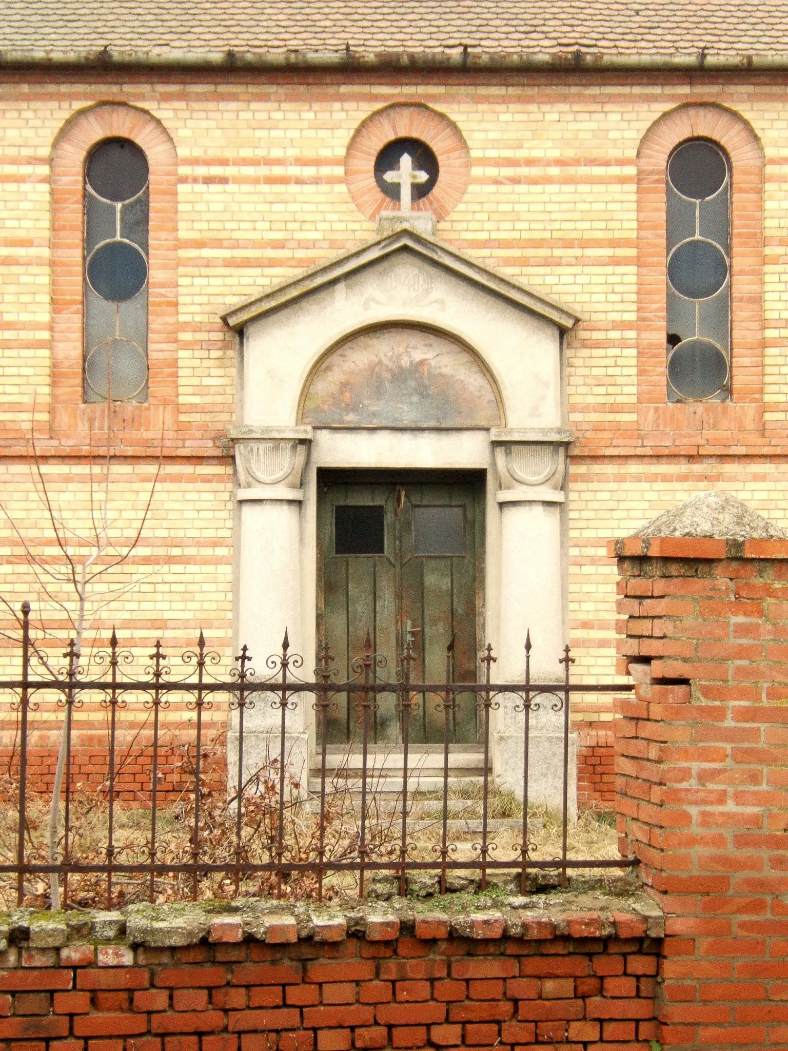 Photo showing: Serbian Orthodox church of the Ascension of the Lord in Šurjan - side portal