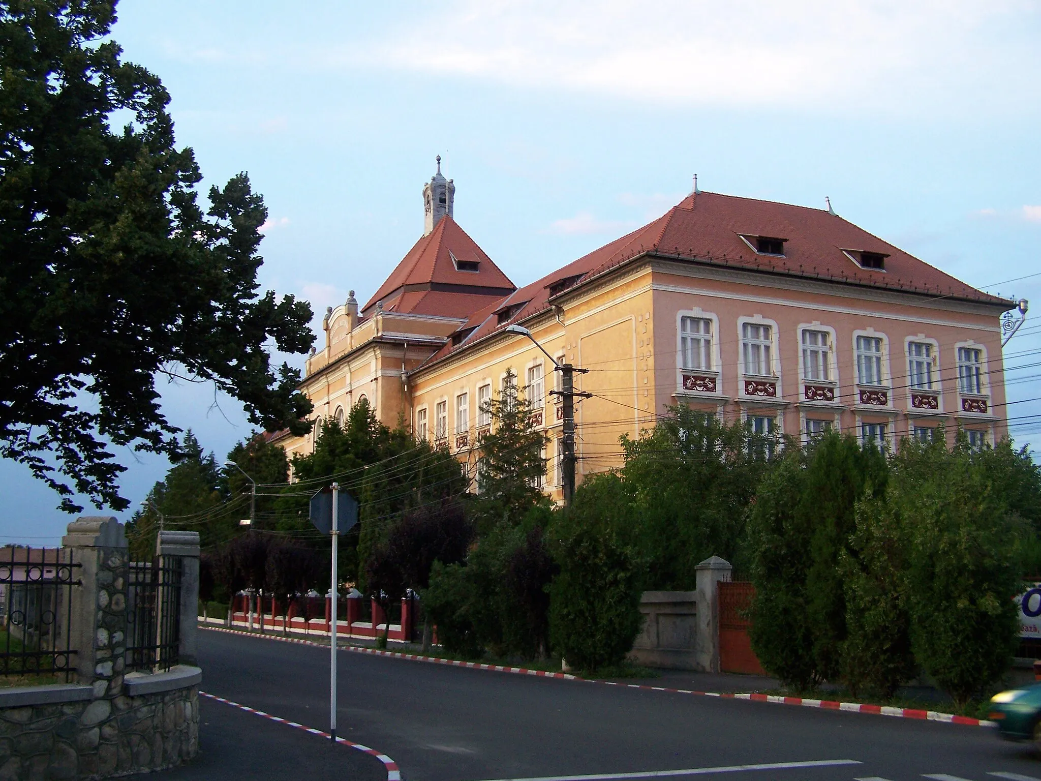 Photo showing: Liceul Aurel Vlaicu din Orastie, mai demult Liceul Kocsard Kun.