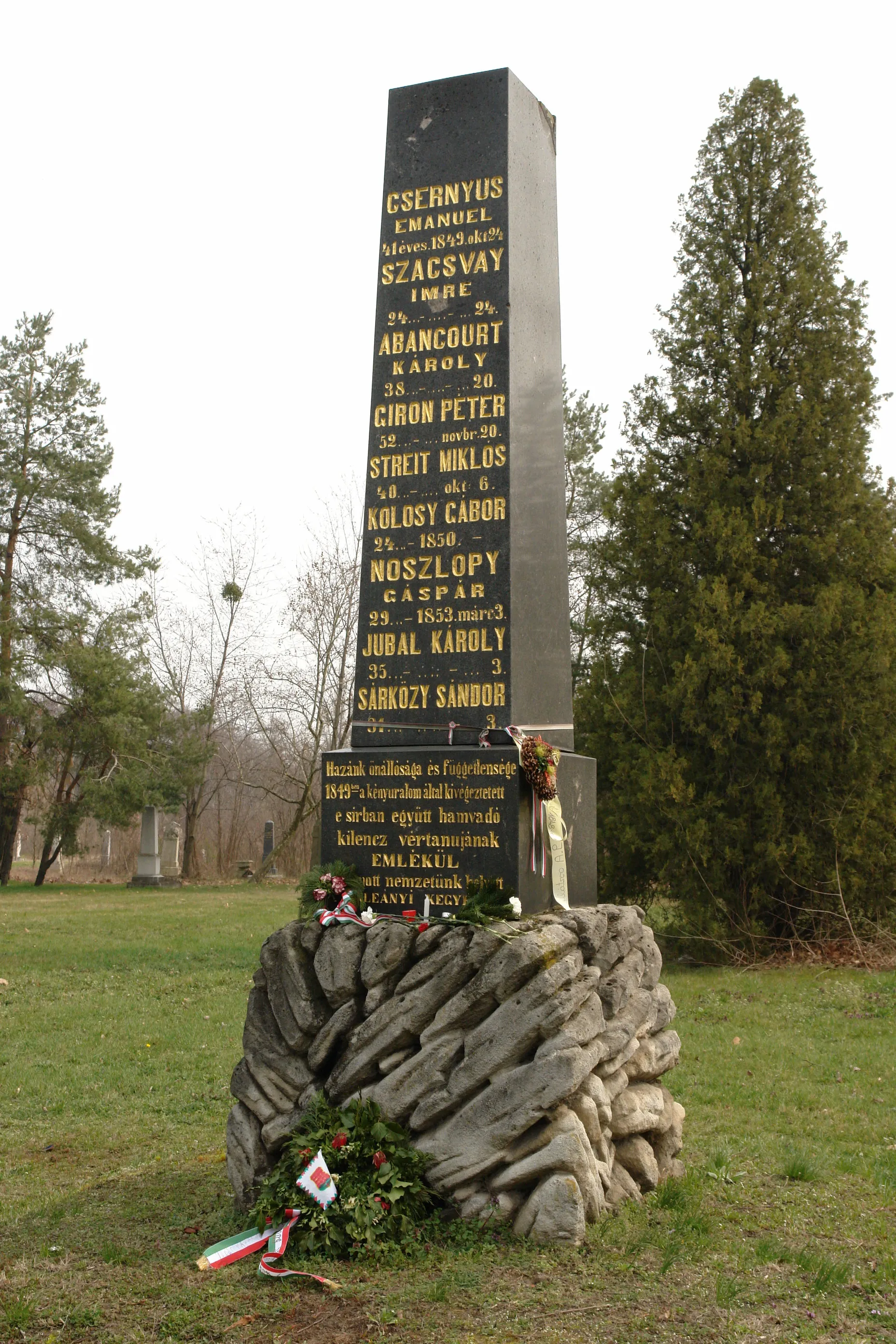 Photo showing: Védett síremlék. Csernus Menyhért, Szacsvay Imre, Karol Gustaw D'Abancourt de Franqueville, Peter Giron, Streith Miklós, Kolosy György, Noszlopy Gáspár, Jubál Károly, Sárközy Soma 1848-1849-es szabadságharc és a Makk-féle összeesküvés kilenc vértanújának közös sírja. Kerepesi temető: 31-közép.