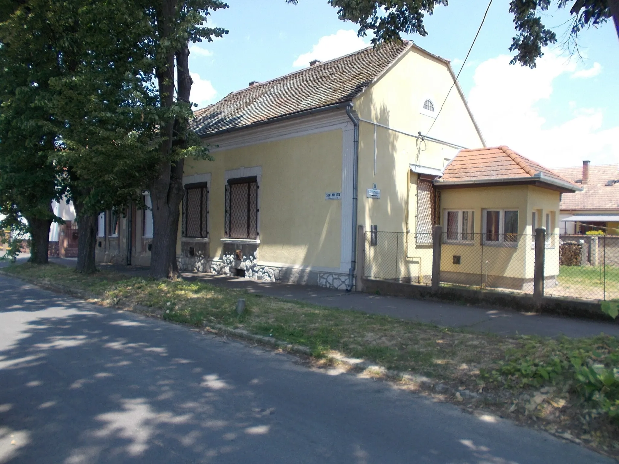 Photo showing: House on corner plot. - 18? Szent Imre Street/14 Streith Miklós Street, Kaposvár, Somogy County, Hungary.