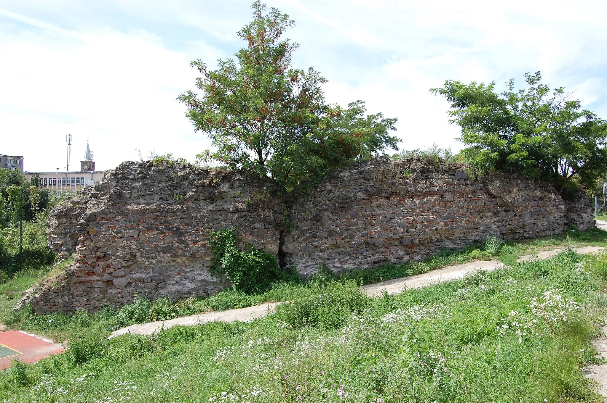 Photo showing: Borosjenő - Vár - a külső várfal romos olaszbástyája