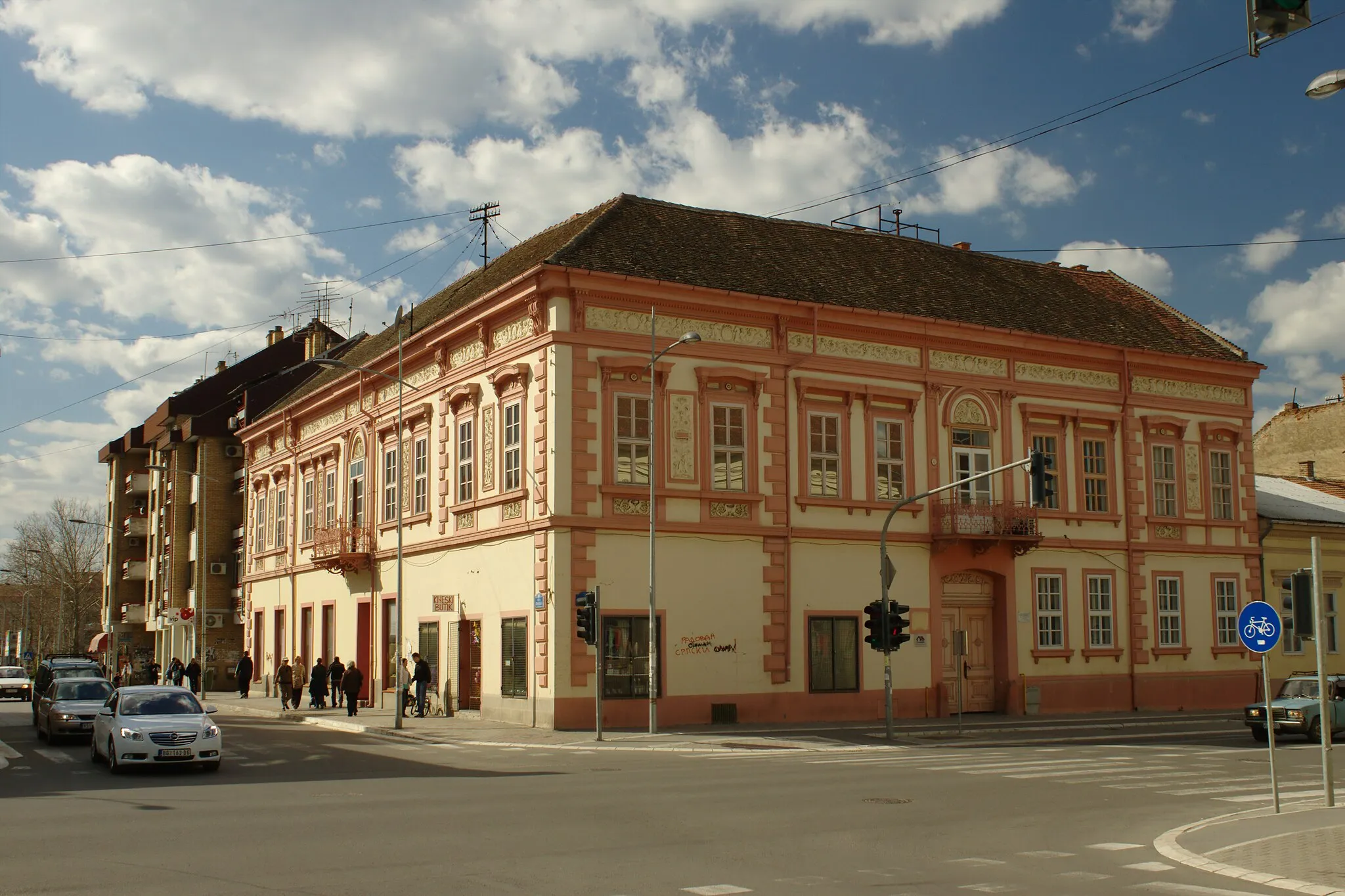 Photo showing: A corner house in the central part of the town of Vršac, Serbia