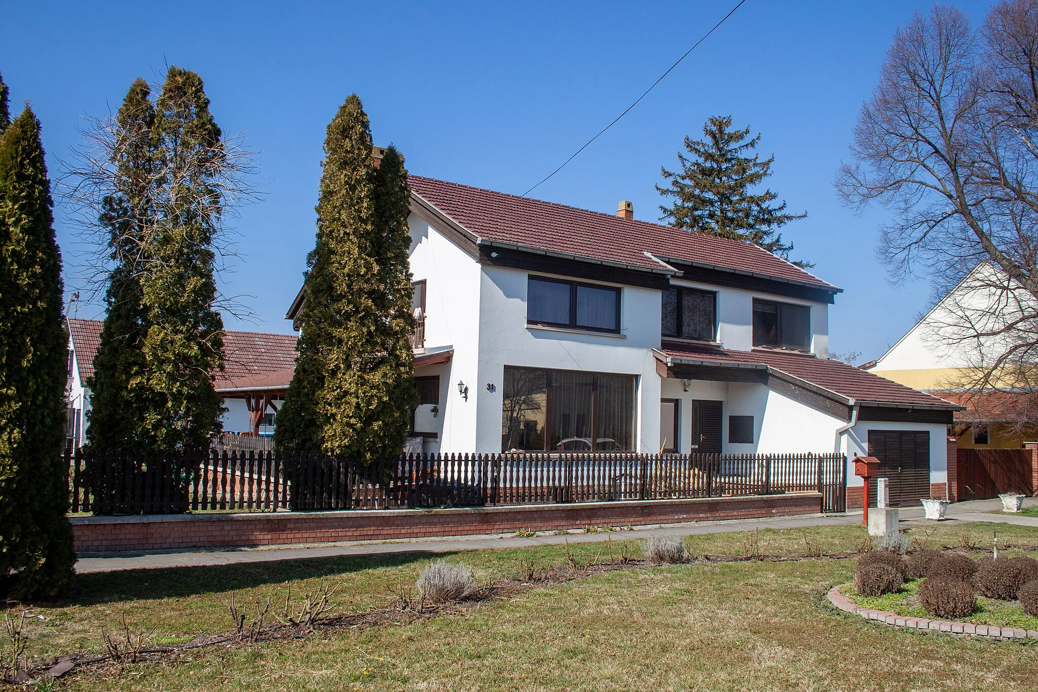 Photo showing: Modern building in Kübekháza